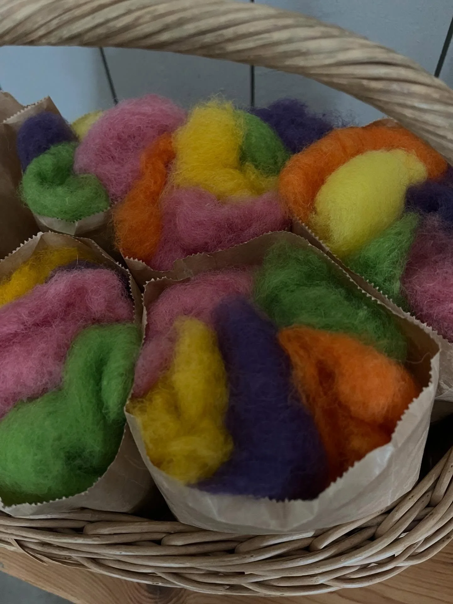 Nu finns det f&auml;rdiga p&aring;sar med &rdquo;tussull&rdquo; till p&aring;sk.
En p&aring;se kostar 60 kr och inneh&aring;ller minst 
50 gram ull, blandat i 5 olika f&auml;rger.
🩷🧡💛💜💚