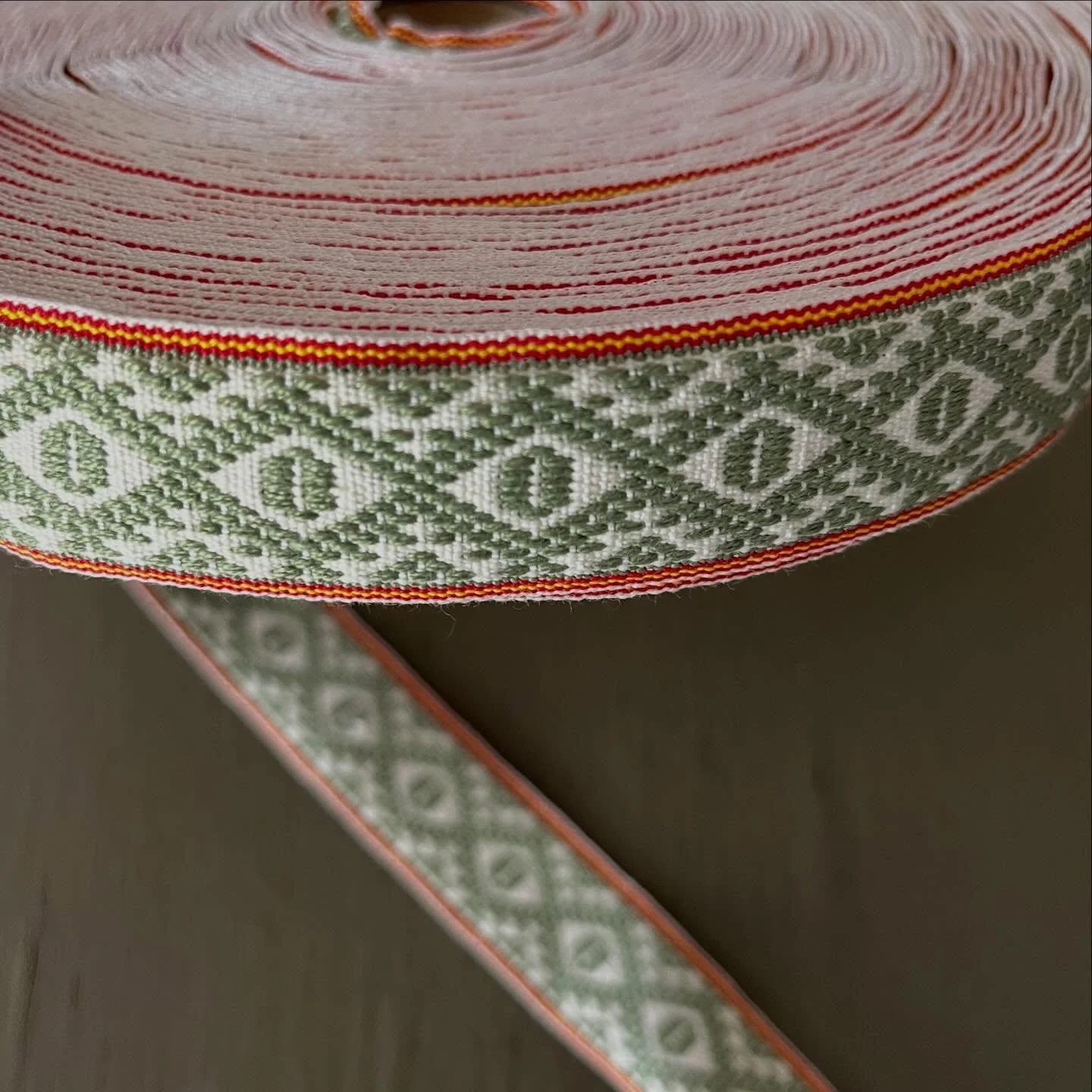 S&aring; klart att det m&aring;ste finnas bodengr&ouml;nt band att k&ouml;pa i boden 🎀