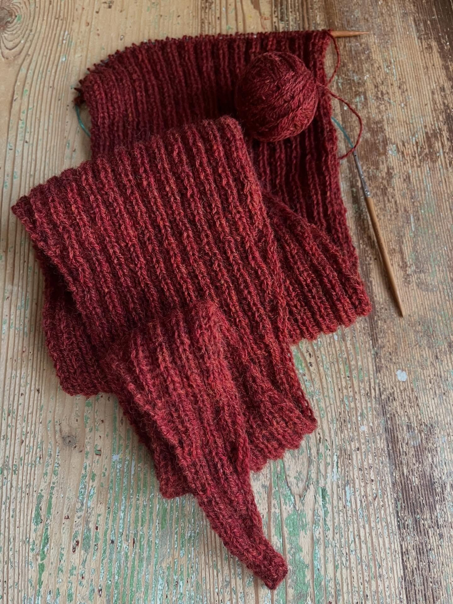 B&ouml;rjar k&auml;nnas som fel &aring;rstid men jag har varit sugen p&aring; b&aring;de m&ouml;nster och garn l&auml;nge nu. Ska jag f&aring; n&aring;got skapat beh&ouml;ver lusten finnas d&auml;r🧶

Lokalt m&ouml;nster skapat av @annalindstr 
Ottil