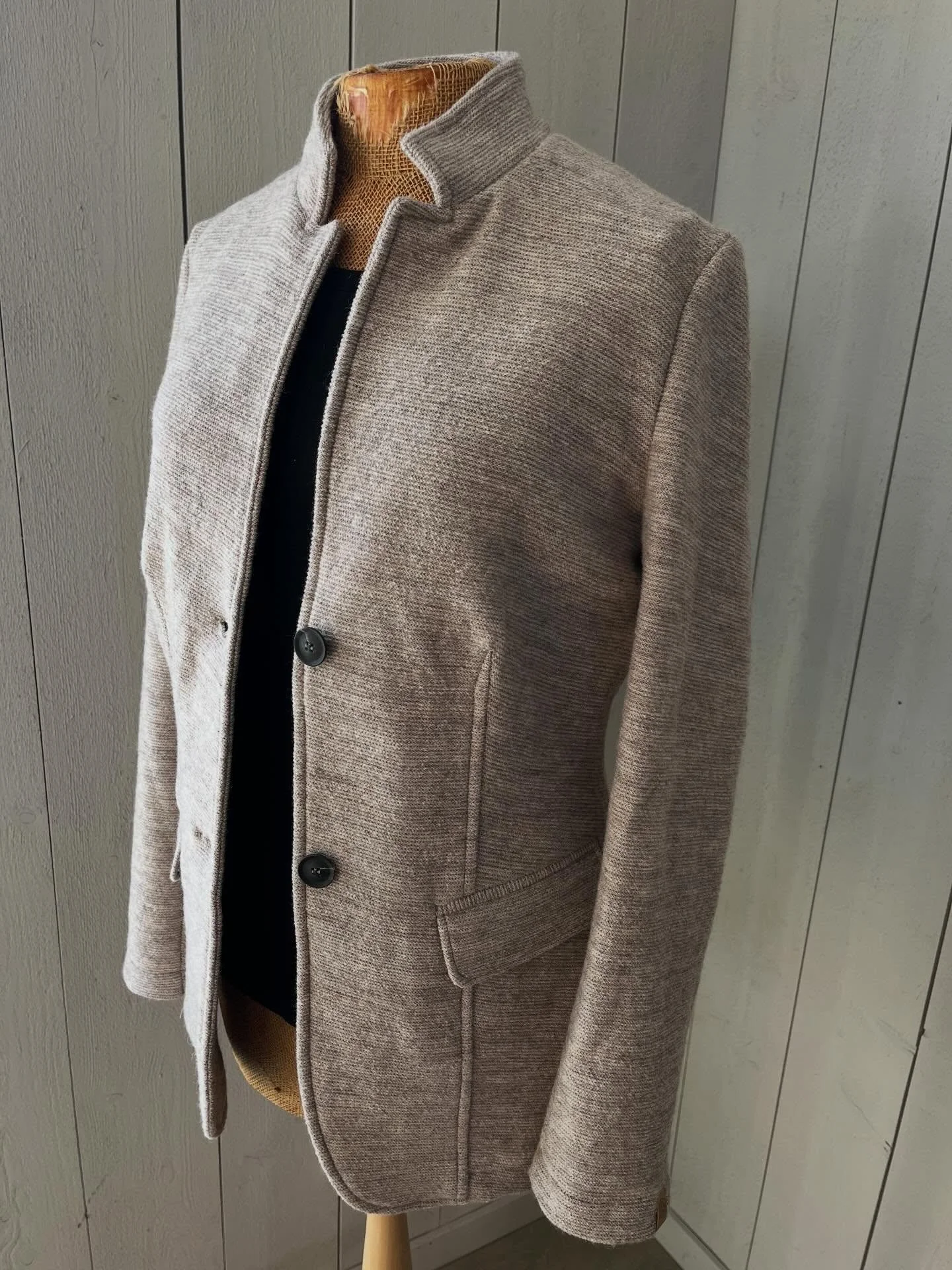 Vill visa er denna fina kavaj i f&auml;rgen sand fr&aring;n @ivanhoeofsweden 
Modellen g&ouml;r den v&auml;ldigt anv&auml;ndbar, sk&ouml;n och f&ouml;ljsam i 100% ull, den &auml;r ofodrad. 
Har &auml;ven ett f&aring;tal kavajer i svart och marin.
Kul