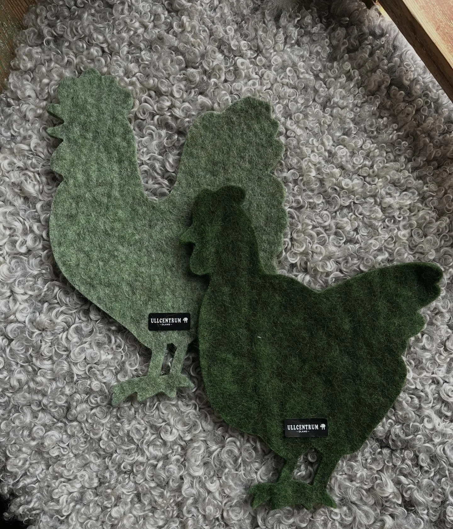 Grytunderl&auml;gg fr&aring;n @ullcentrumoland kan verkligen g&ouml;r vardagen lite gladare🐥

Kan l&auml;tt ers&auml;tta en blomma om man vill fira eller uppm&auml;rksamma n&aring;gon. Finns som hj&auml;rtan, f&aring;r, katter, &auml;lg, blommor mm