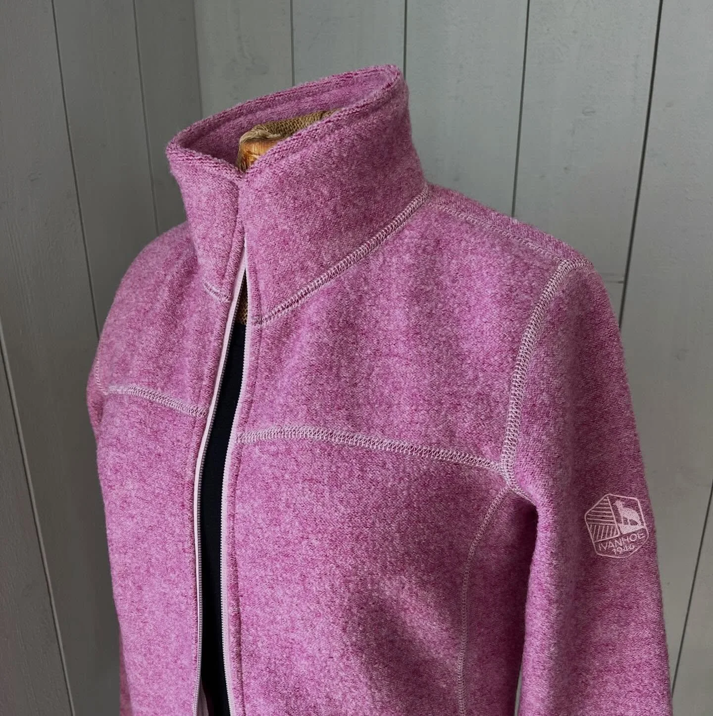 Allts&aring;, vilka fina kunder ni &auml;r🥰
Bara under helgens marknader vet jag inte hur m&aring;nga som dragit ner dragkedjan i jackan, lyft lite p&aring; byxbenet eller stuckit fram huvudet lite extra f&ouml;r att visa ett ullplagg fr&aring;n mig