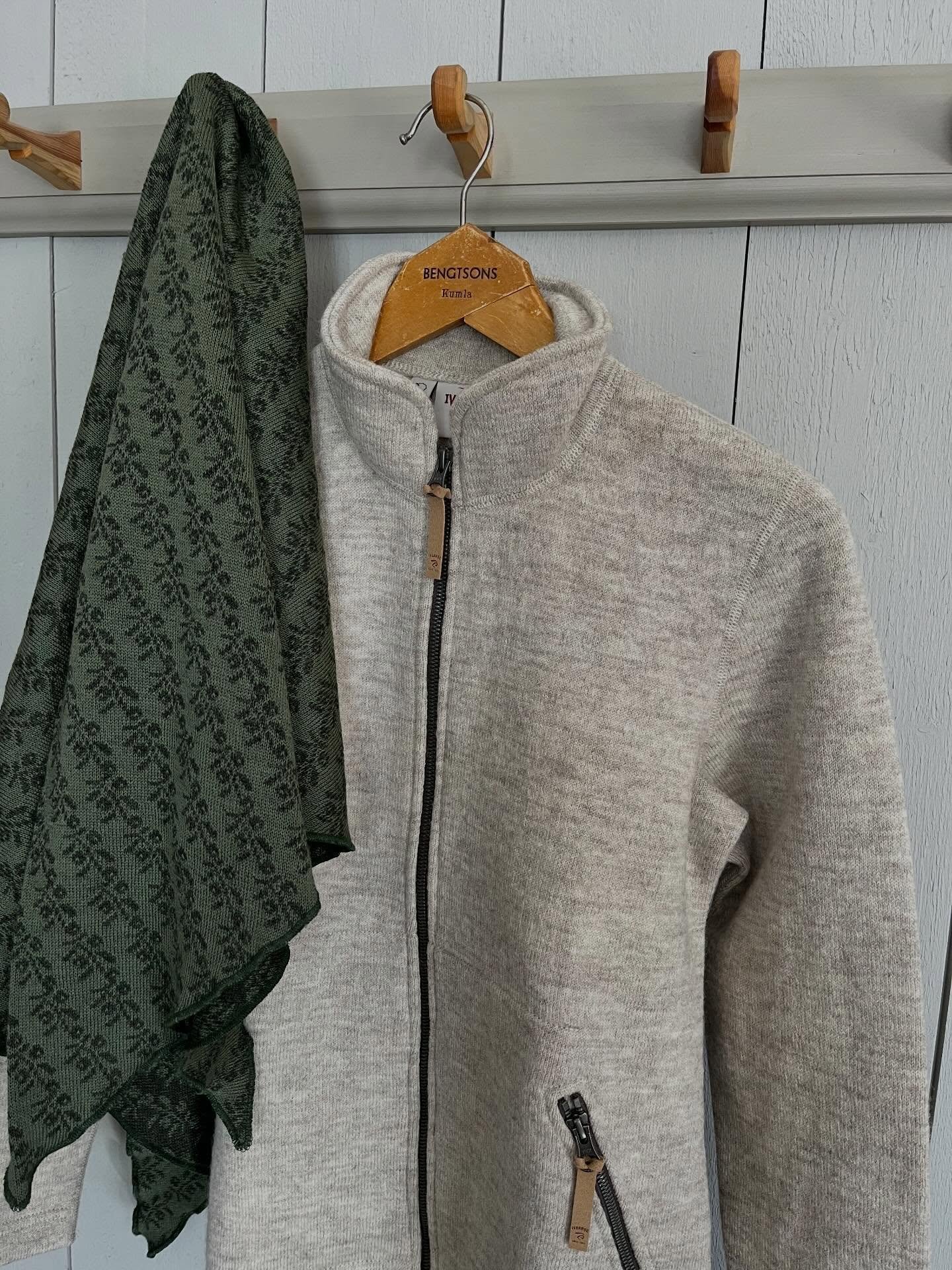 Jag har nog sagt det tidigare men l&aring;t den b&auml;sta v&aring;rjackan bli en tr&ouml;ja i ull🫶🐑

D&aring; f&aring;r du ett plagg som kan anv&auml;ndas &aring;ret runt b&aring;de som ytterplagg och som tr&ouml;ja. 
Ullens fett g&ouml;r att den 