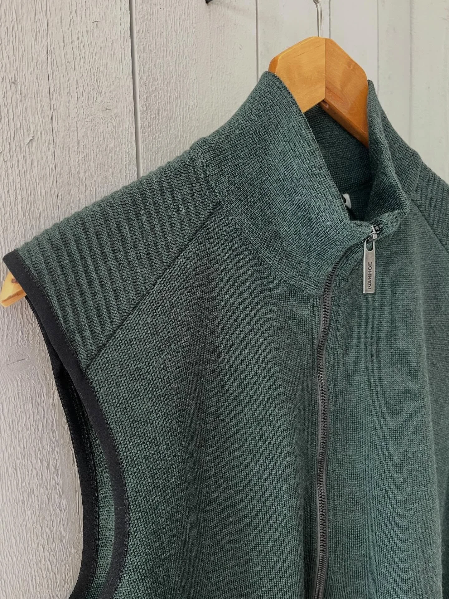 Vad vore livet utan v&auml;st? Vet att det finns olika uppfattning men jag gillar det verkligen, speciellt den h&auml;r &aring;rstiden.
H&auml;r herrmodell Ralf i merinoull. Jag skriver herrmodell f&ouml;r att den &auml;r rakare i modellen, vilket ka