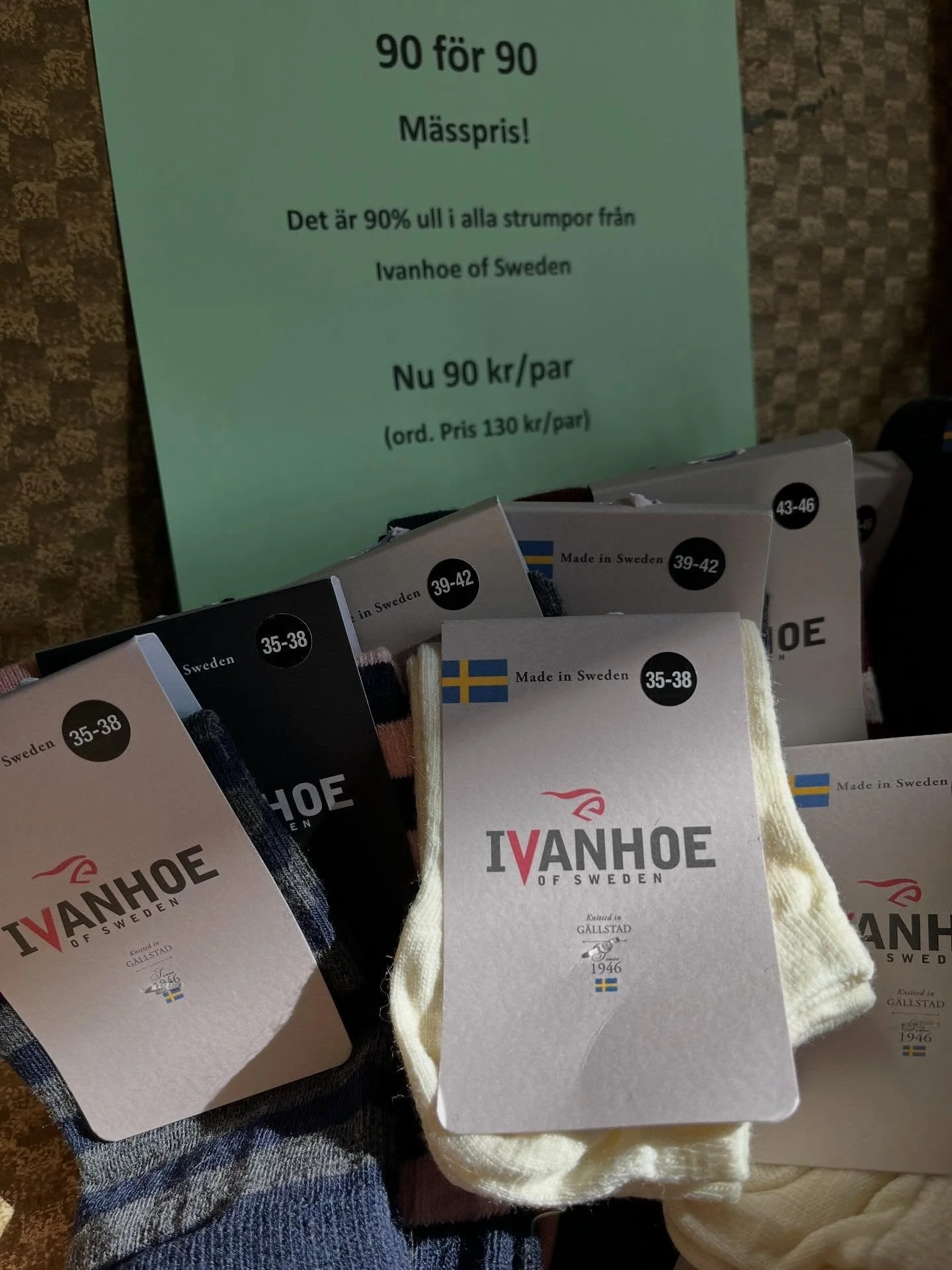 90 f&ouml;r 90!
Det &auml;r 90% ull i de strumpor som jag har fr&aring;n Ivanhoe of Sweden. Under perioden 
17/4-16/5 &auml;r priset 90 kr/par (ord.pris 130 kr) 
G&auml;ller max 3/kund och med reservation f&ouml;r slutf&ouml;rs&auml;ljning.

Under de
