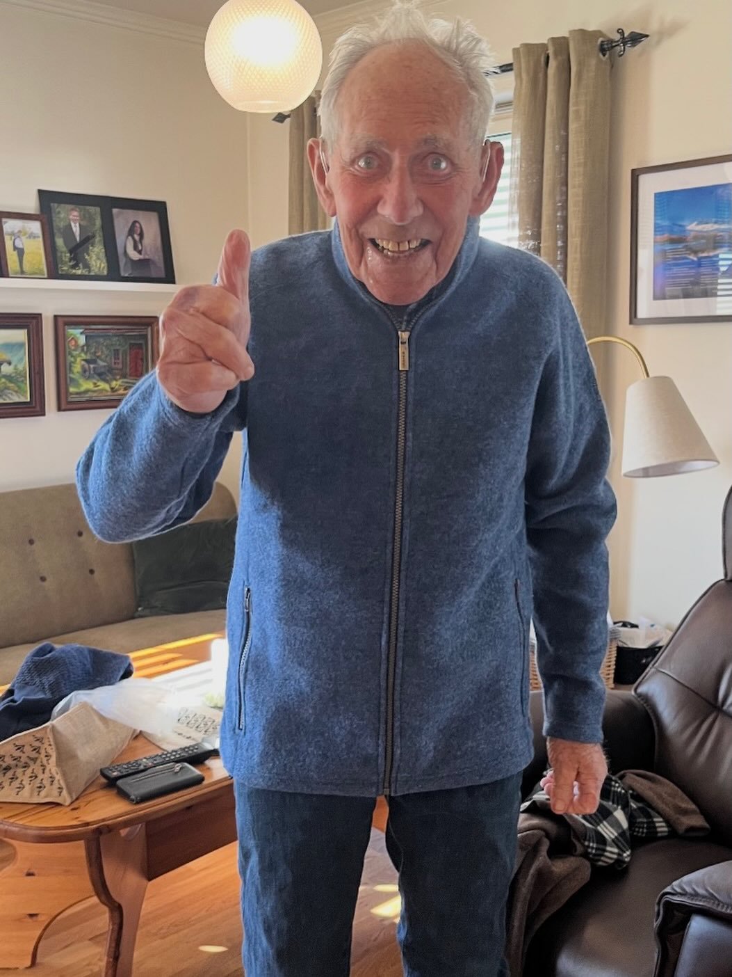 Ibland blir man lite extra glad 💙 H&auml;r har vi Odd p&aring; hans 90-&aring;rsdag 🎁 Gratulerar med dagen🇳🇴

En Ivanhoetr&ouml;ja g&ouml;r sig lika bra p&aring; en pigg 
90-&aring;rig norrman som en ung nybakad student som en aktiv 50-&aring;rin
