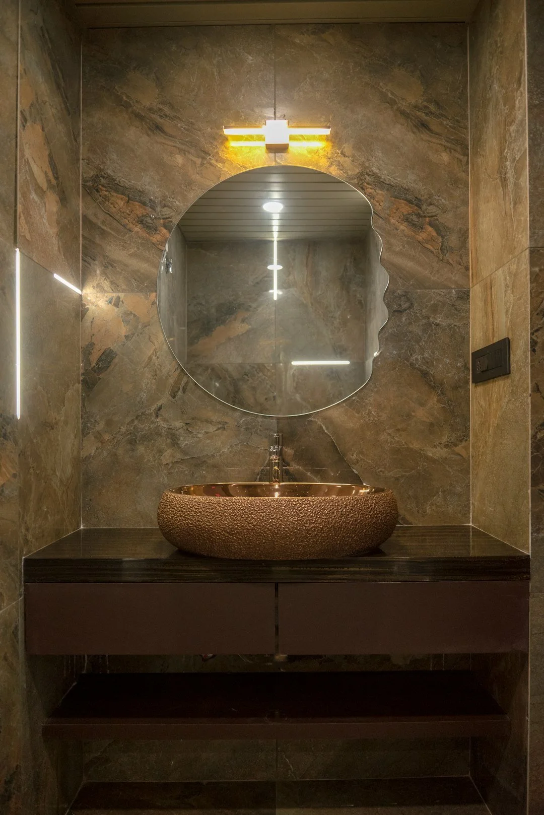 Kvarc u interijeru: što je, zašto je popularan i kada je pravi izbor