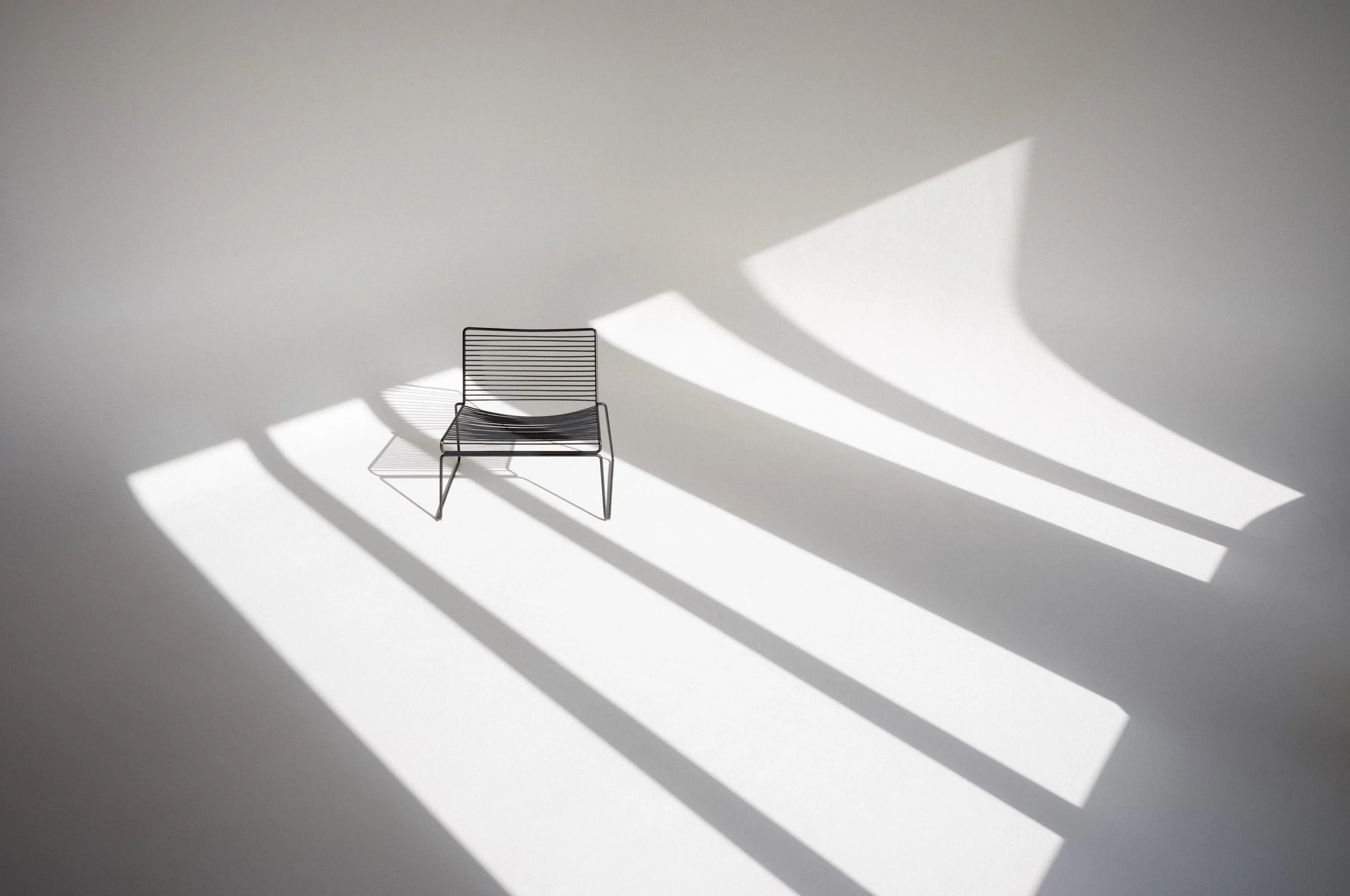 Metalowy fotel dostępny w Studio Street - idealny do minimalistycznych kadr&oacute;w.