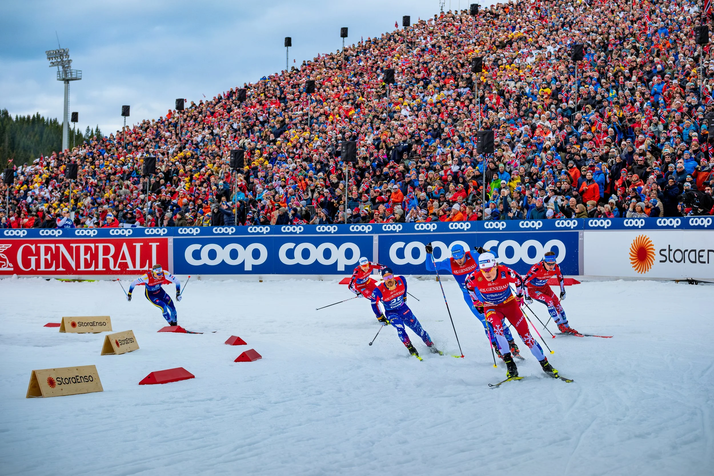 Johannes Høsflot Klæbo og andre skiløpere under VM på ski 2025 i Trondheim, med mange tilskuere i bakgrunnen.