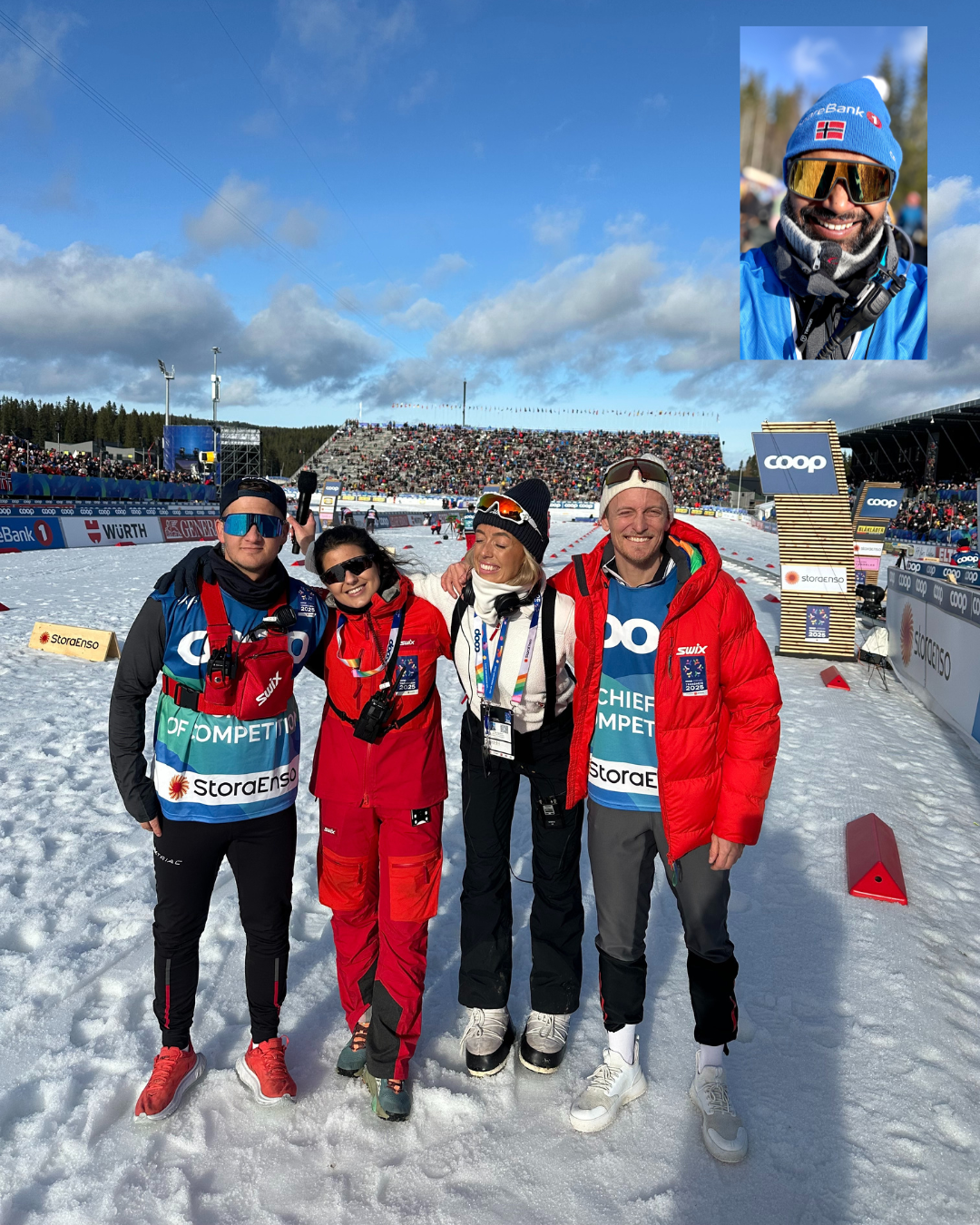 Fire personer i vintersportutstyr som poserer på snøbanen under en sportsbegivenhet, med tilskuere på tribunen i bakgrunnen, og en del av publikum og arrangører som pynt foran. En person vises i et enkeltportrett øverst til høyre.