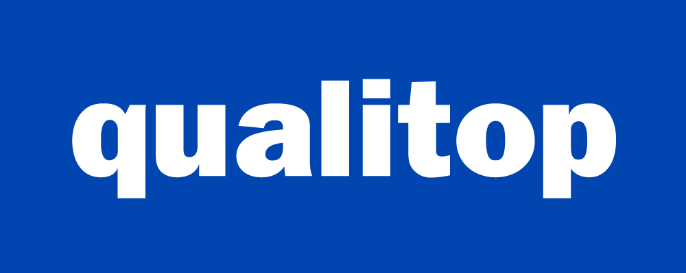 Blaues Hintergrundbild mit dem weißen Logo und Schriftzug 'qualitop' in der Mitte.
