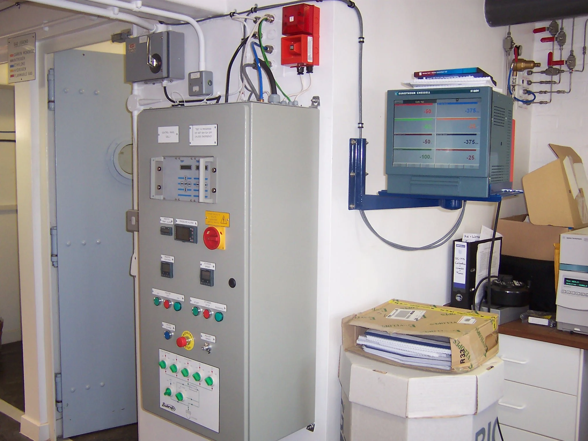 Cardiff University – Chemistry Department📌
Site Acceptance Test (SAT) in progress.
Numerous high-pressure, high-temperature vessels are housed within individual reinforced bunkers. Fitted complete with steel doors, port holes for external valve oper