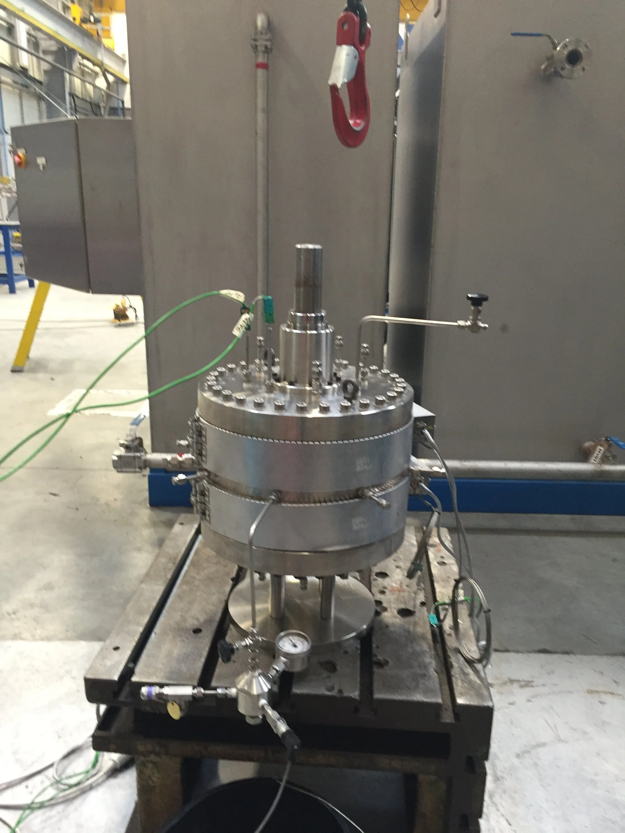 The Welding Institute 📌
 5 litres four-point cyclic fatigue testing vessel. 300barg @ 300°C. Two zone heating and associated control panel