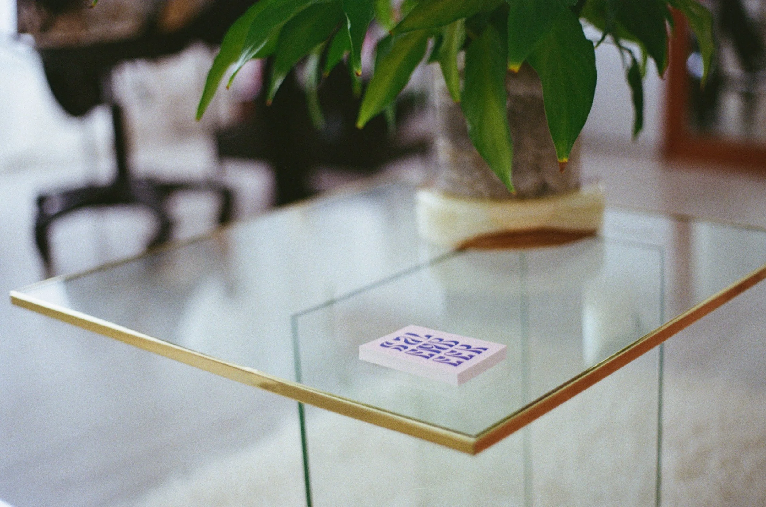 Table avec cartes de visite de Leslie Blanco, professionnelle de la dermopigmentation