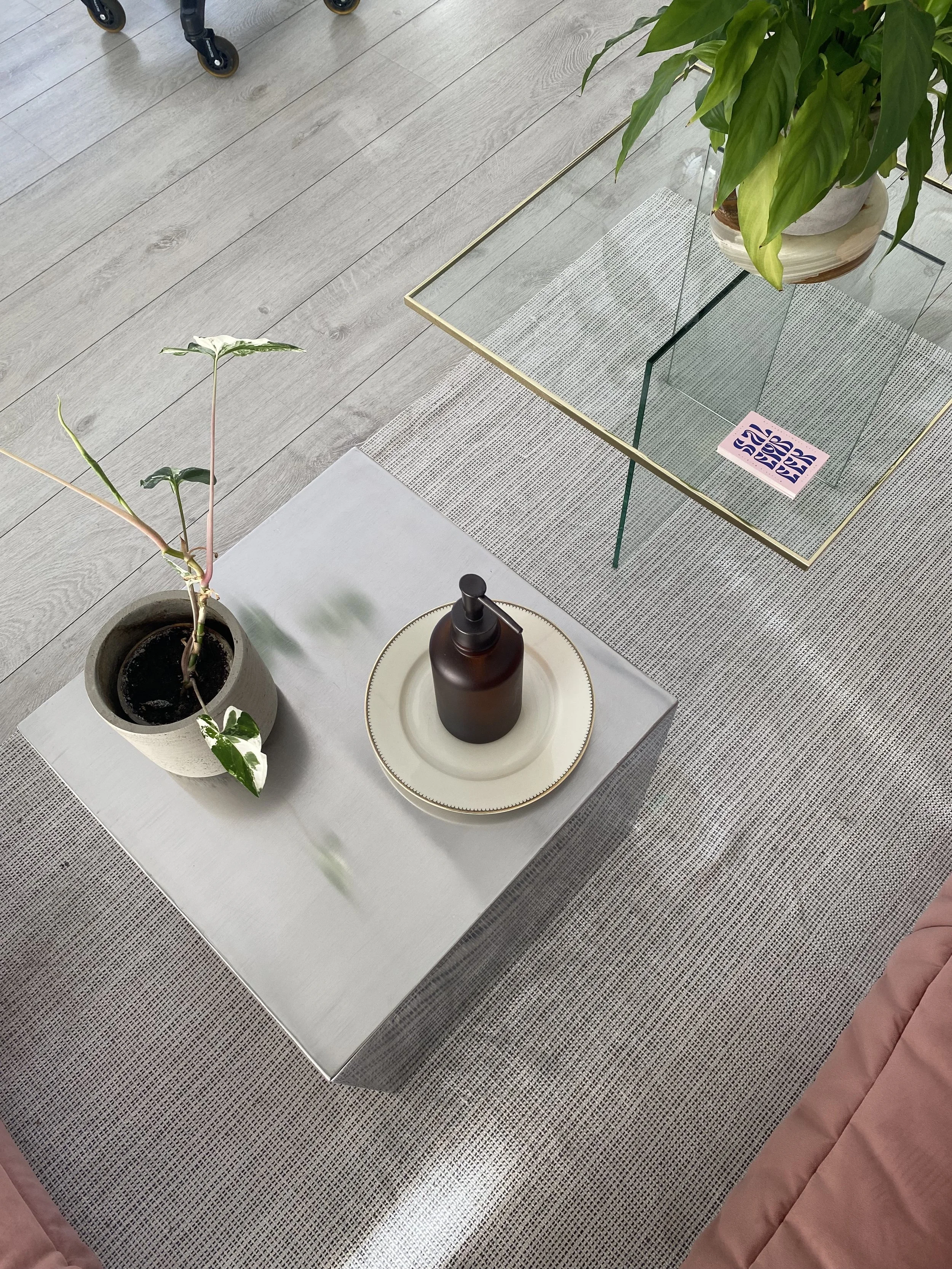 Tables pour déposer effets personnels dans l’espace intime du studio de Leslie Blanco