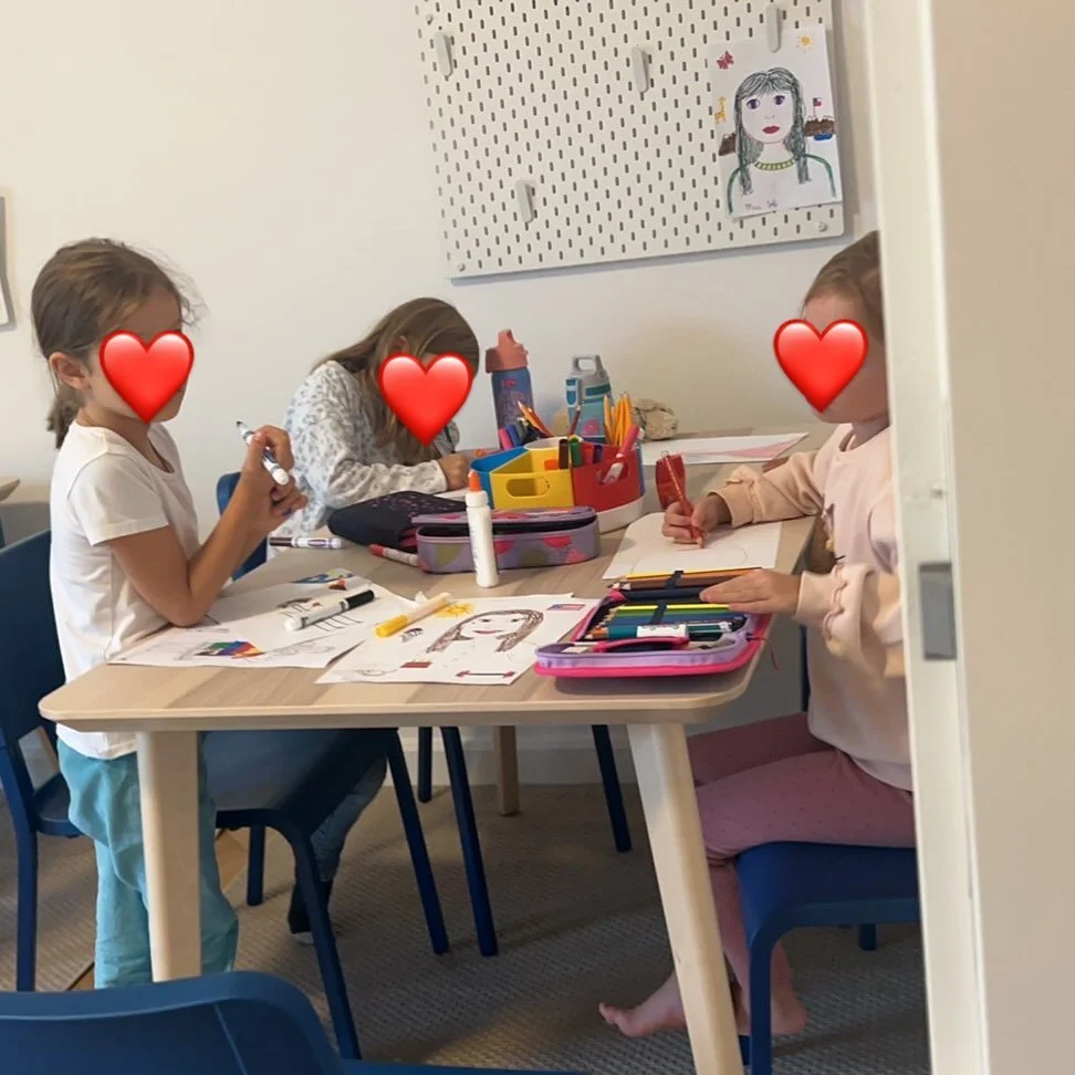 Beginnen wir damit, uns und die Familien vorzustellen... zwei Stunden lang &uuml;ber die Menschen zu sprechen, die Sie am meisten lieben. &Uuml;ber 100 Vokabeln an einem lustigen und kunstvollen Nachmittag. Come join the club #englischf&uuml;rkinder 