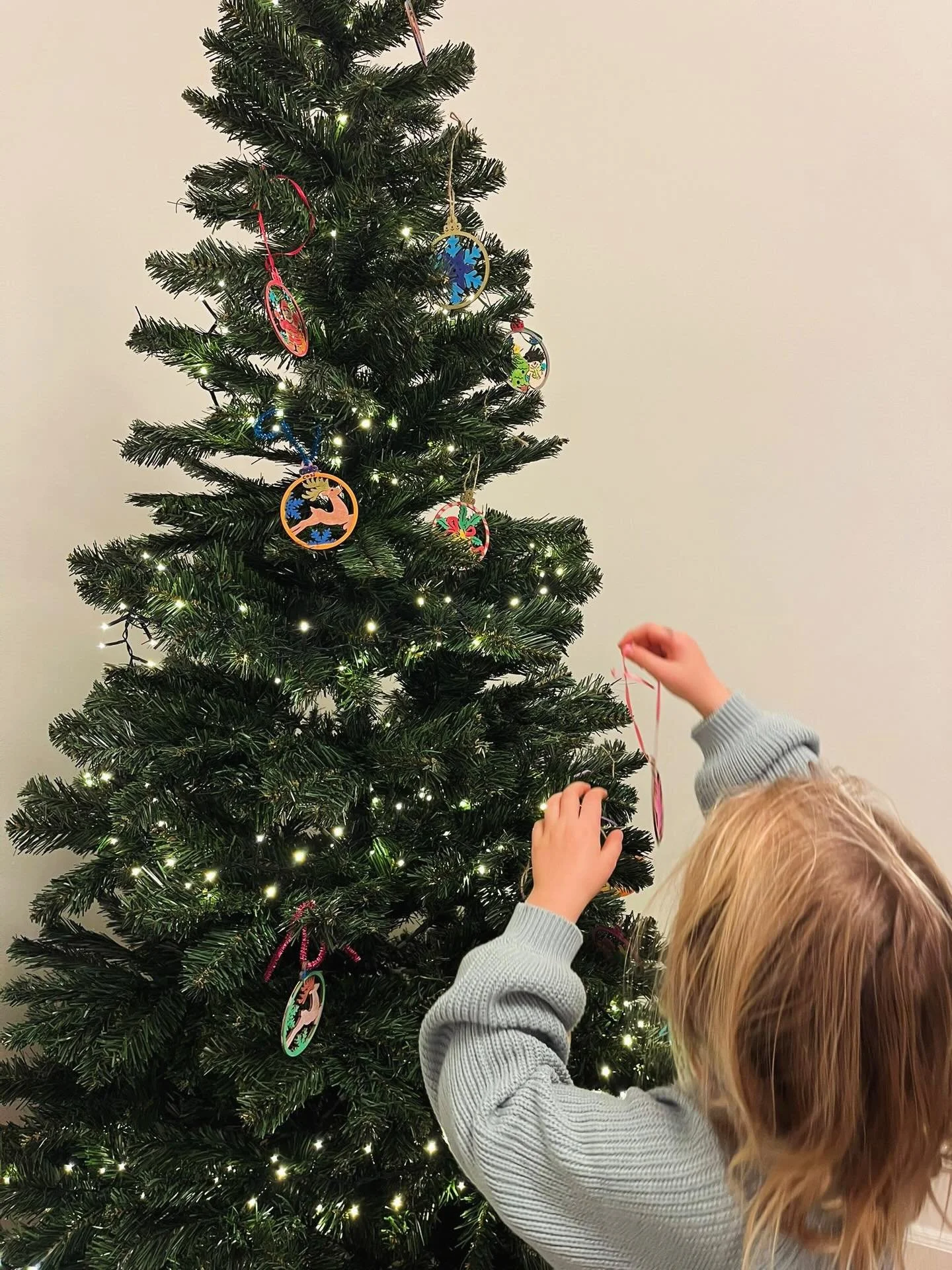 Holiday season is coming! With it is decorating a tree and learning the vocabulary. Making the holiday season special for all! Happy holidays! #englischf&uuml;rkinder #brightfutureclubs