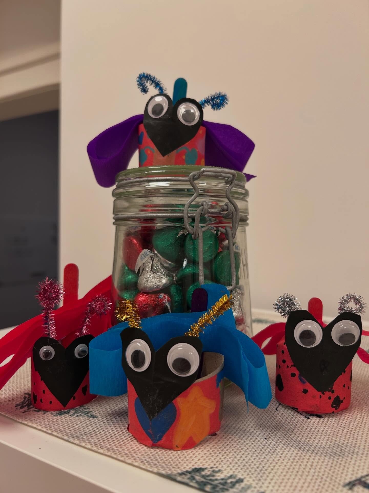 Love bugs and kisses! Can you guess how many kisses are in the jar! Winner takes all! #happyvalentinesday #brightfutureclubs #englischf&uuml;rkinder