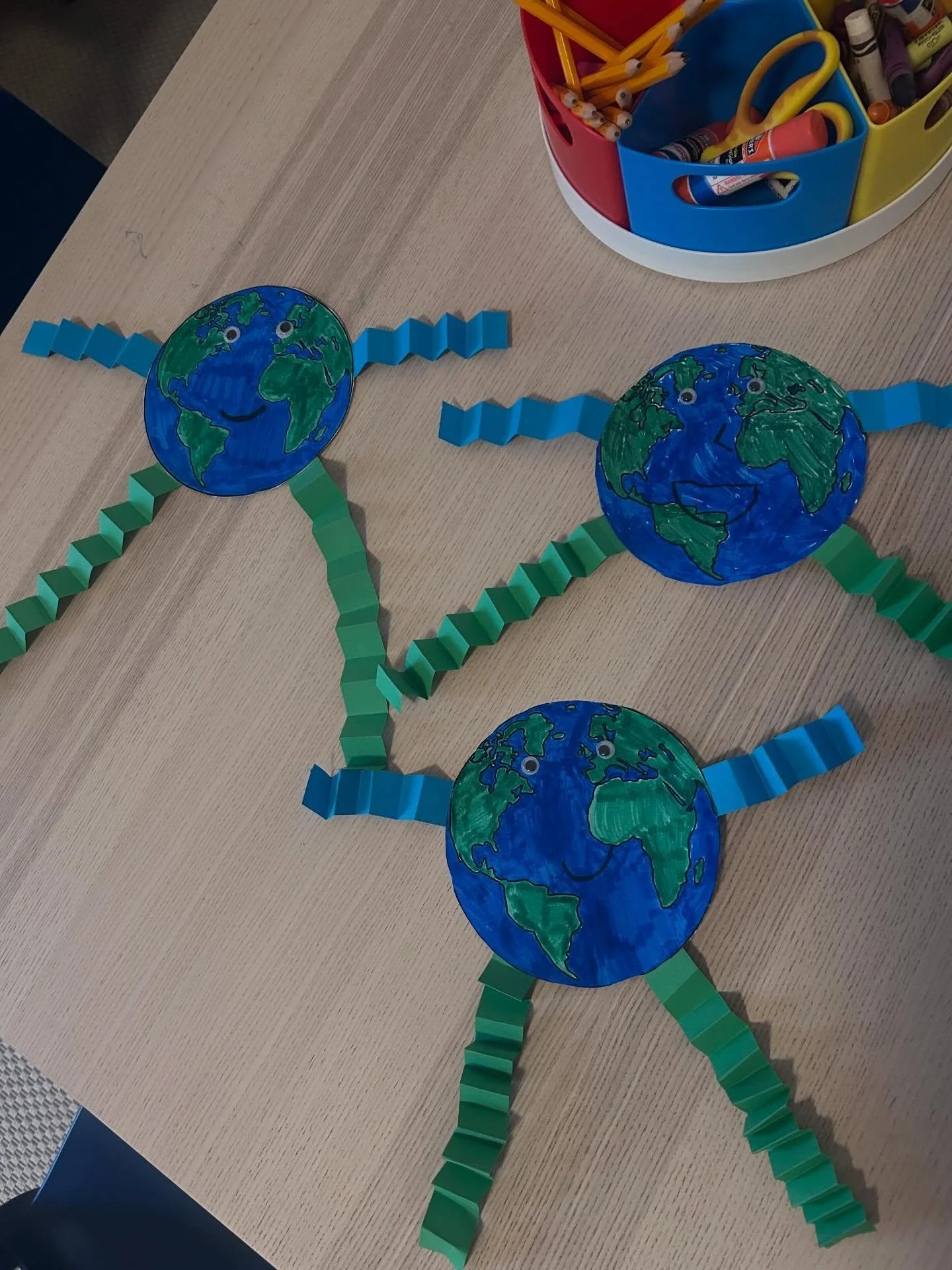 This week we are back with earth day! Talking about recycling, plants trees, and all things good for Mother Earth! #englischf&uuml;rkinder #brightfutureclubs