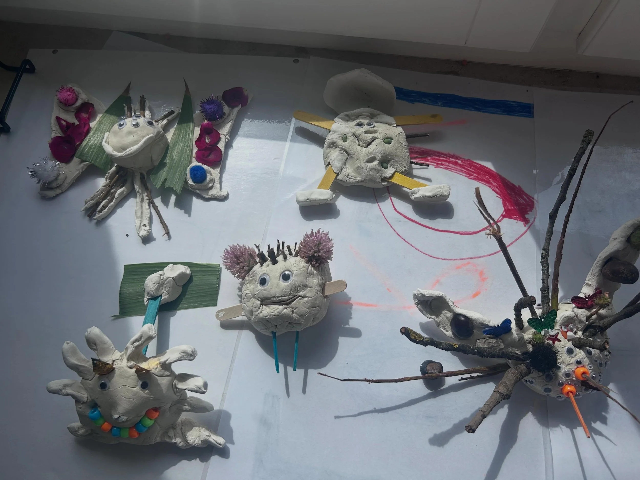 👹🎨 Monster-making fun at Bright Future Clubs! 🌟

Our young creators designed their very own monsters while learning all about body parts and the five senses. From giant eyes for super sight to enormous ears for excellent hearing, every monster had