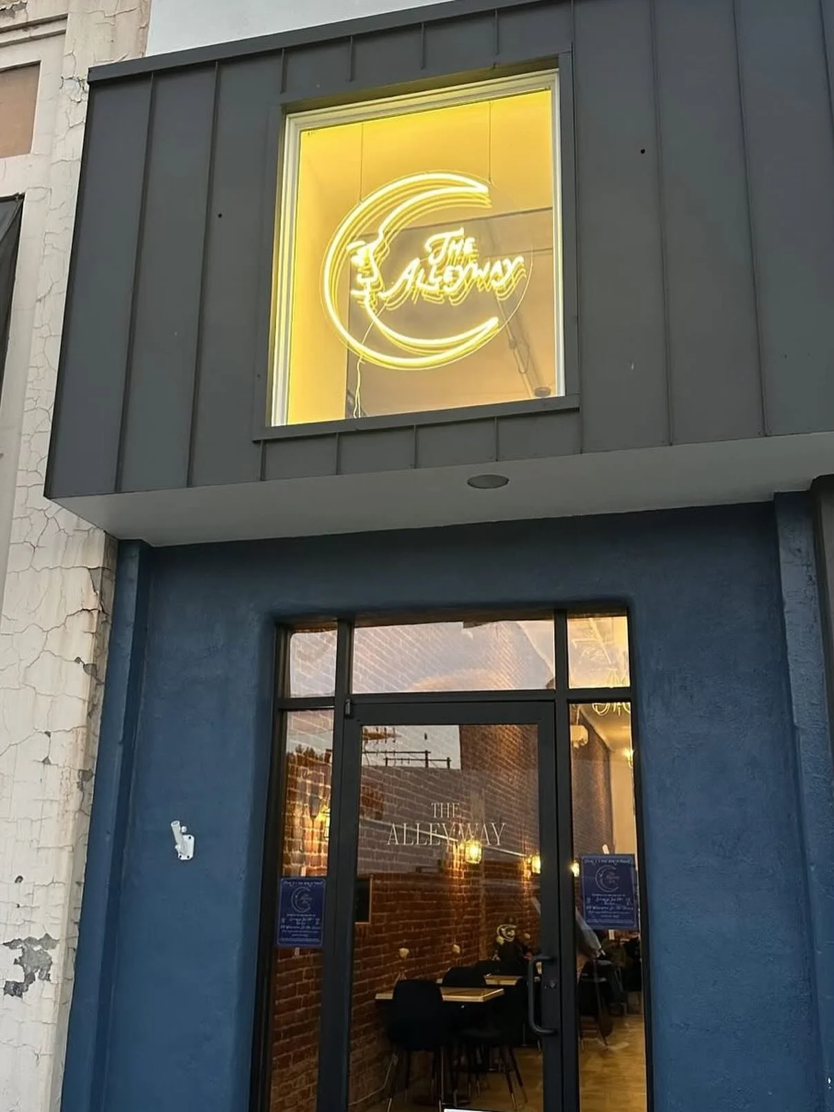 If you needed plans this evening! We have you covered from 6-11pm @thealleywaybar 🥂