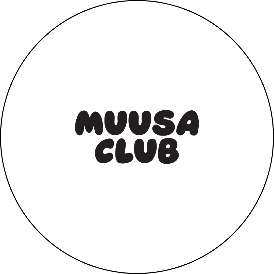 Mustavalkoinen logo, jossa lukee 'Muusa Club'