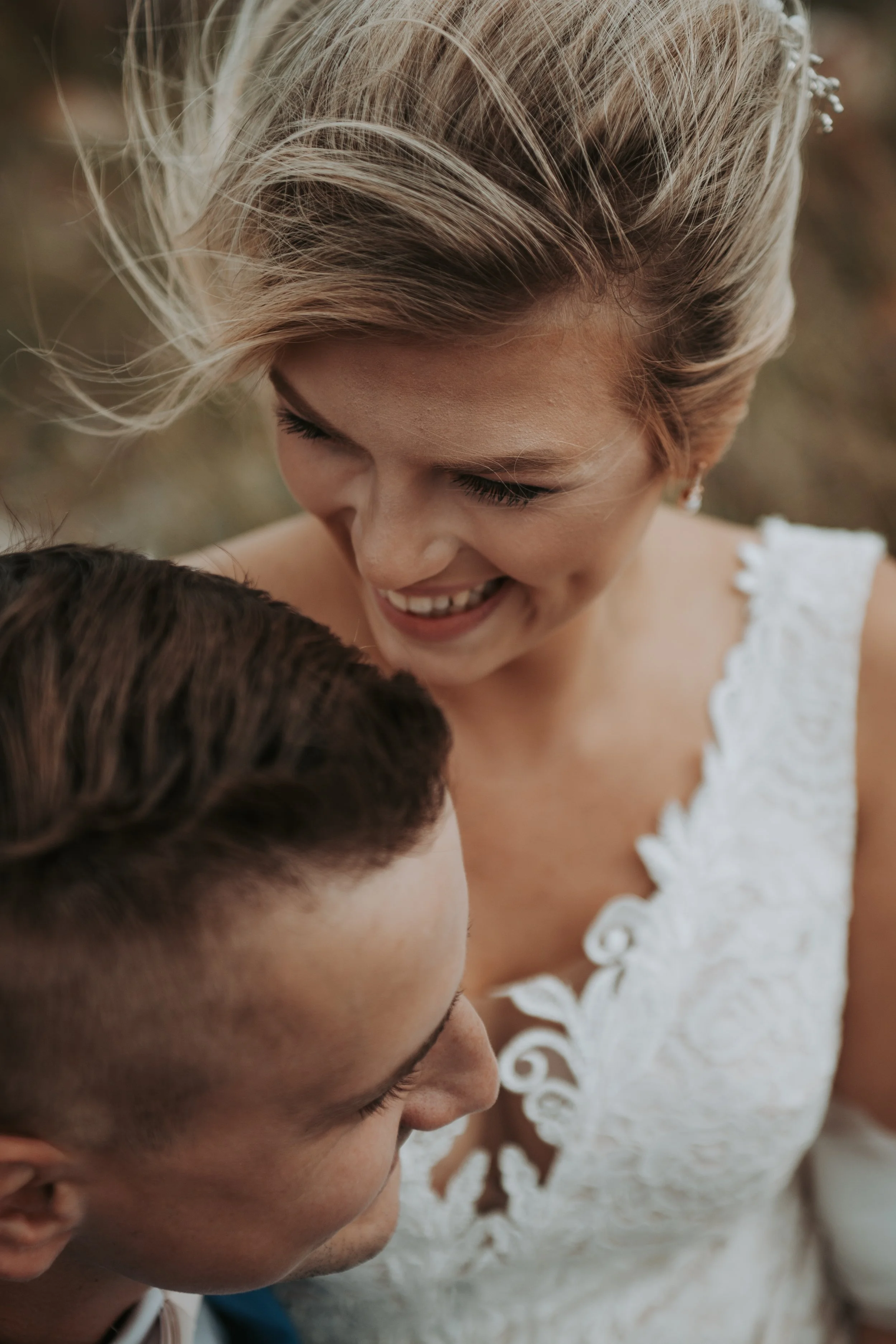 Tumedamal jõulumeeleolulisel taustal professionaalne pildistamine. 