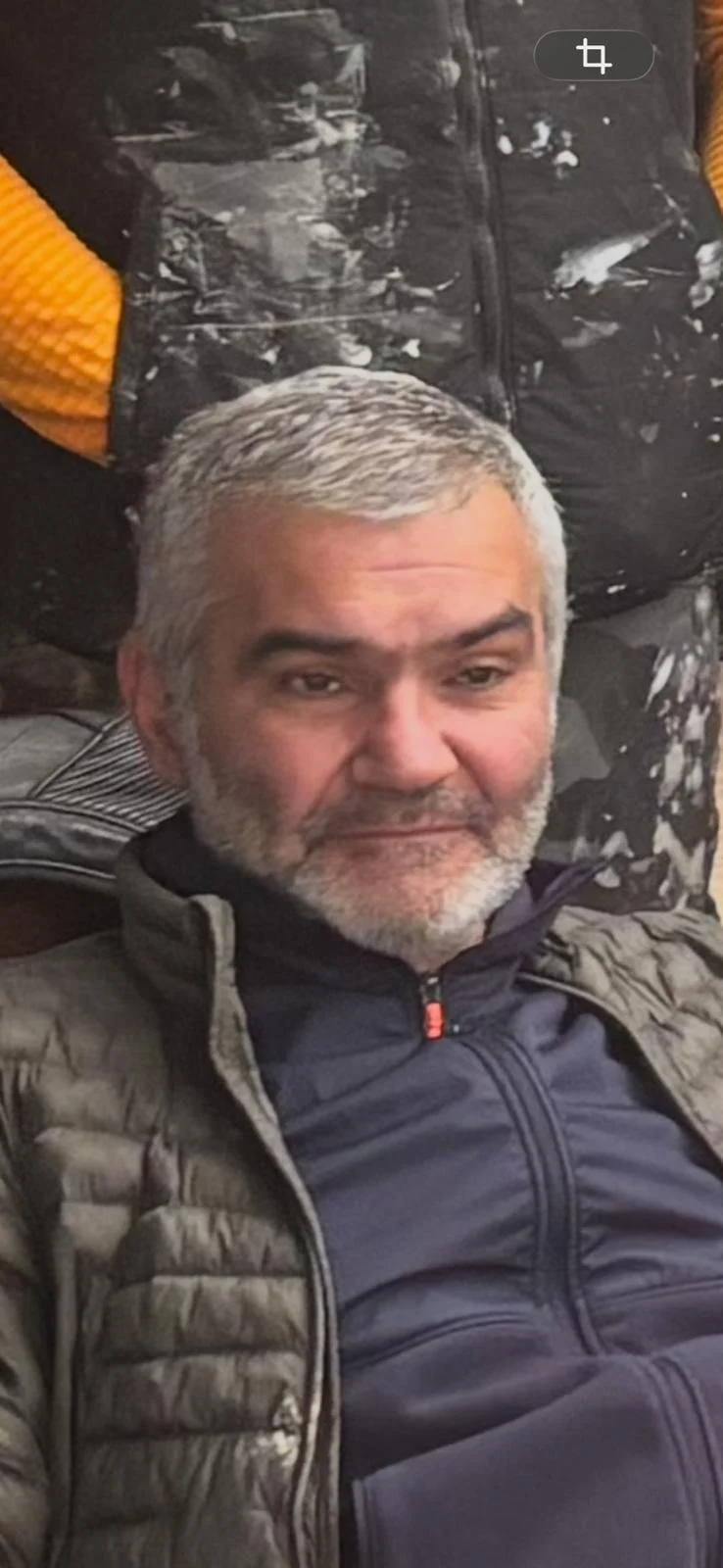 Une illustration d'un personnage de style cartoon avec un chapeau blanc, une chemise bleue et un fond vert.