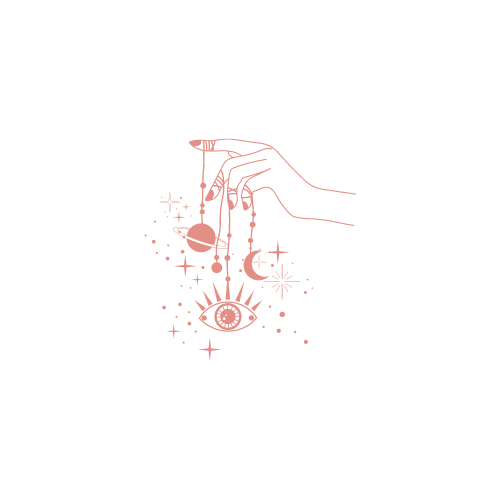 Une main tient des pendentifs avec des motifs de planètes, d'une étoile, d'une lune, et d'un œil, entourés d'étoiles brillantes.