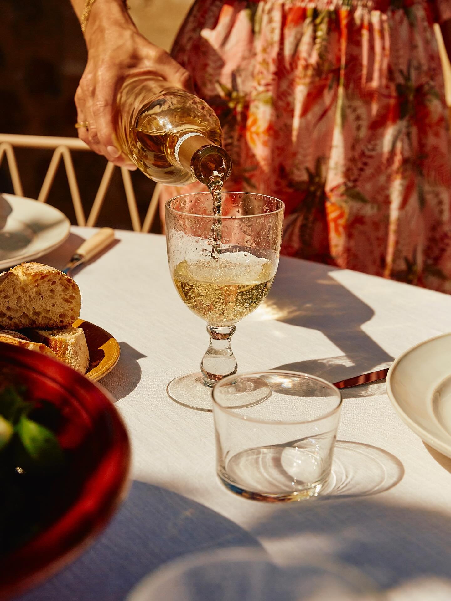 A summer table ~ 🍑 #athomeinprovence @provencejournals @maisonmirabeau @frankie_u @issygp