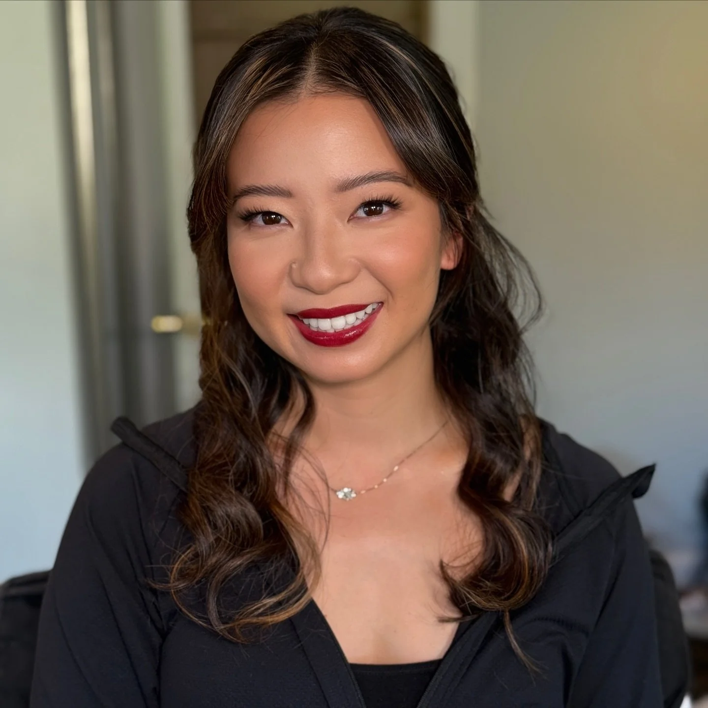 🍂 Soft eyes, strong lips. Fall&rsquo;s favorite combo.🤎

My current favorite red lip combo:
@charlottetilbury Lip Liner &ldquo;Hollywood Honey&rdquo; and lipstick &ldquo;Red Carpet Red&rdquo; 💄