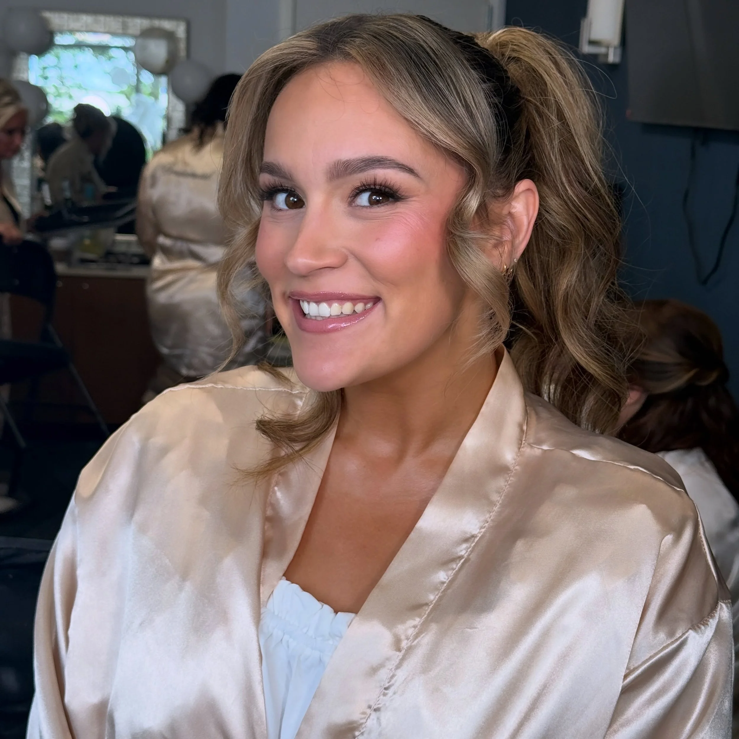 Bronzed, glowy, and still letting her skin shine through 🤎✨
Soft glam with that fresh, luscious finish that photographs like a dream.

Representing @glamberger 

NJ makeup artist &bull; bridal soft glam &bull; glowy skin makeup &bull; NJ bridal beau