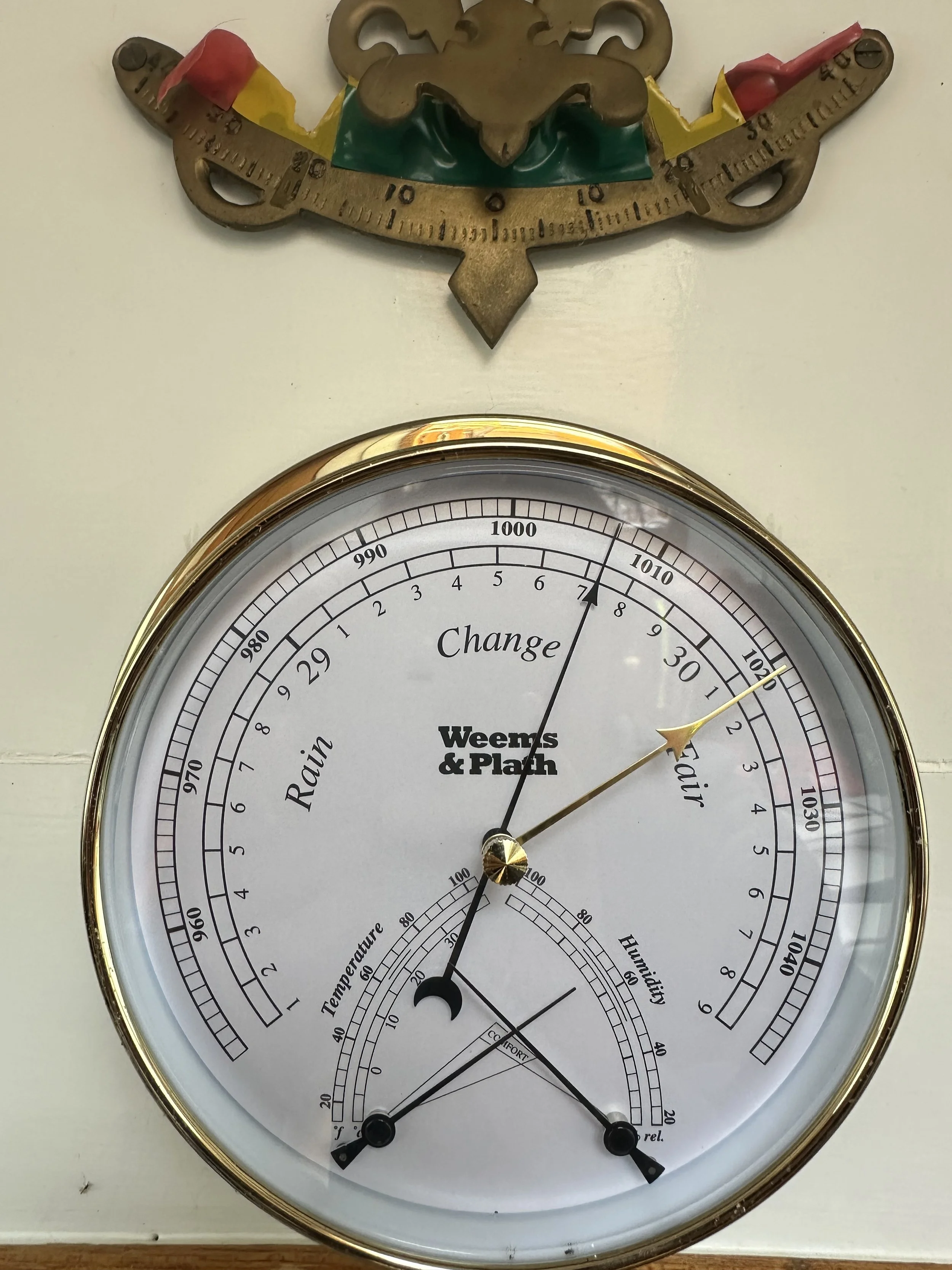The barometer dropped before the strom