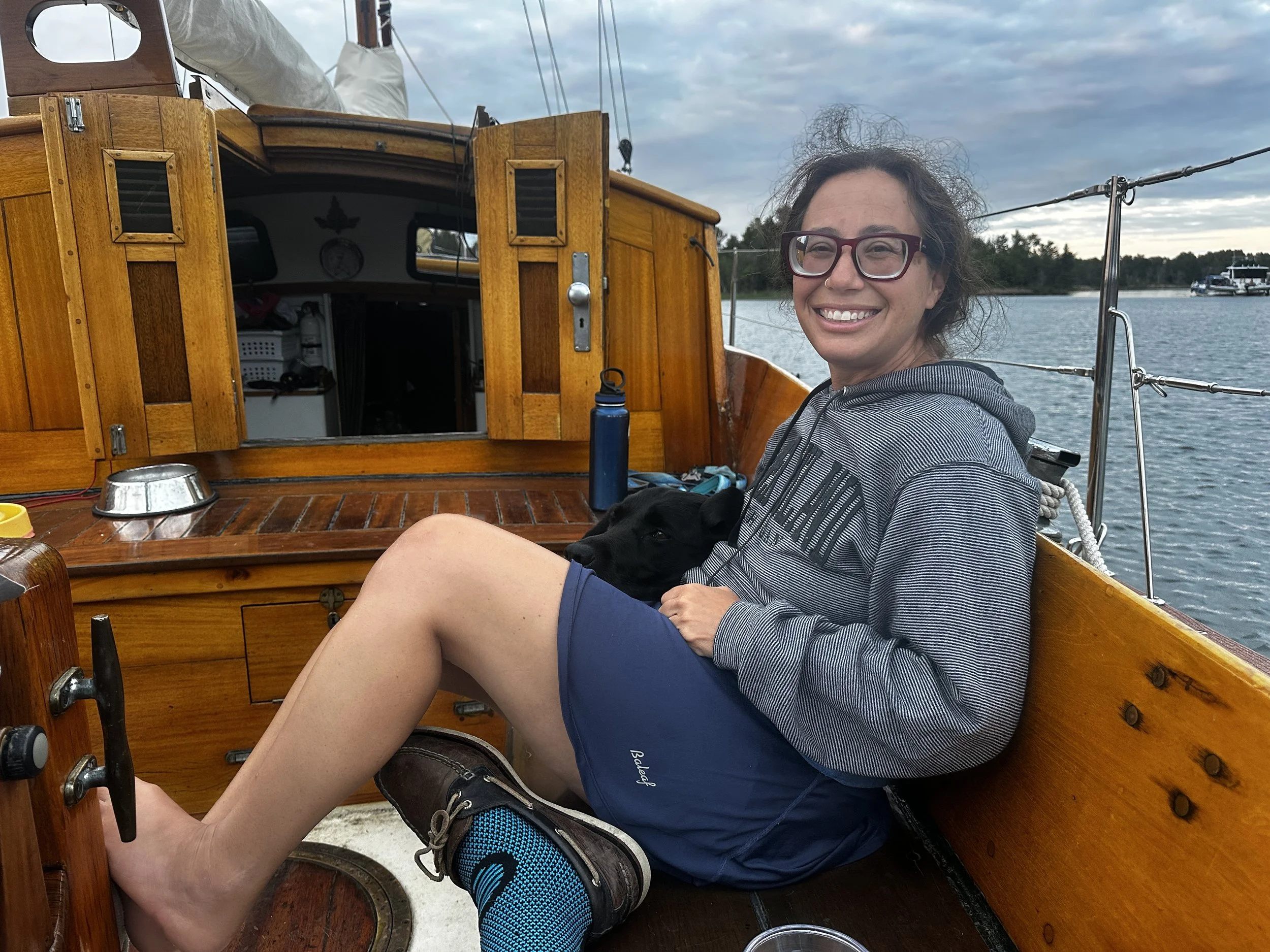 Look at that sexy no brace knee!