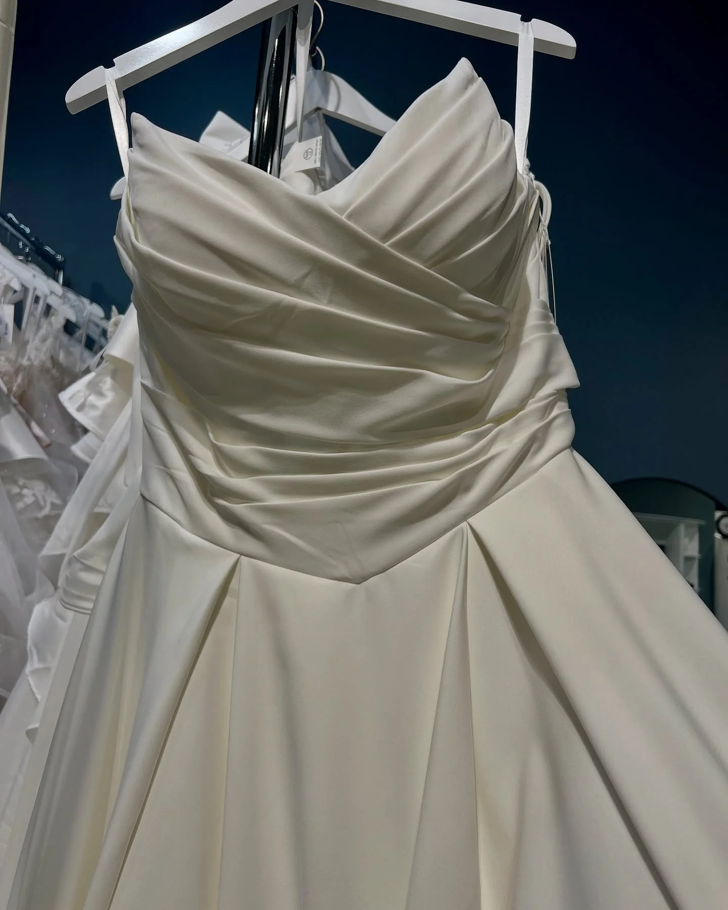 Modern and timeless all rolled into this beautiful gown. Enjoy your hourglass figure. #bridalstyling #bridalinspiration #ballgownweddingdress #hourglassfigure⌛️