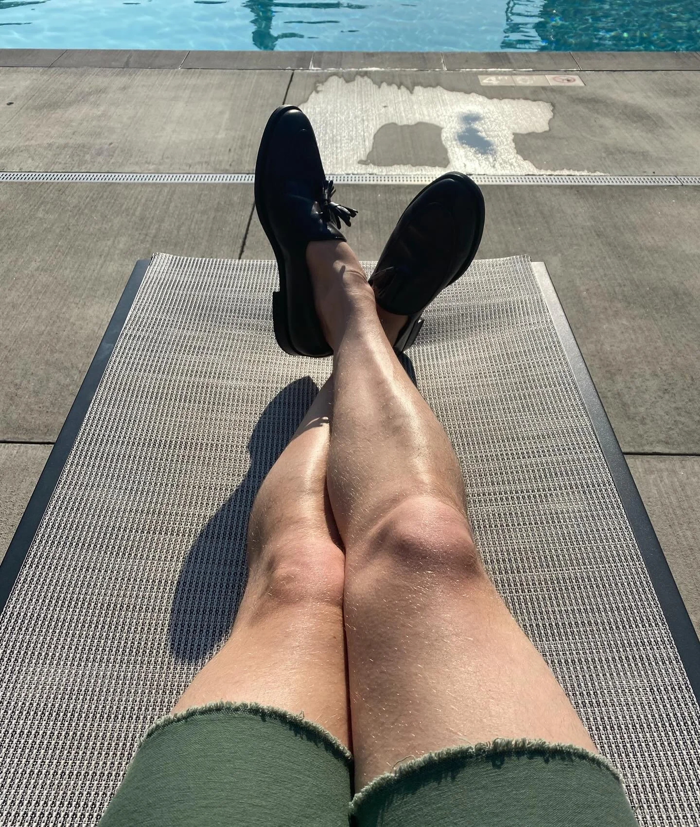 I&rsquo;m by the pool instead of in it and it feels unnatural. 🏊🏻&zwj;♂️
#summer #swimmingpool #tasseledloafers #cutoffs