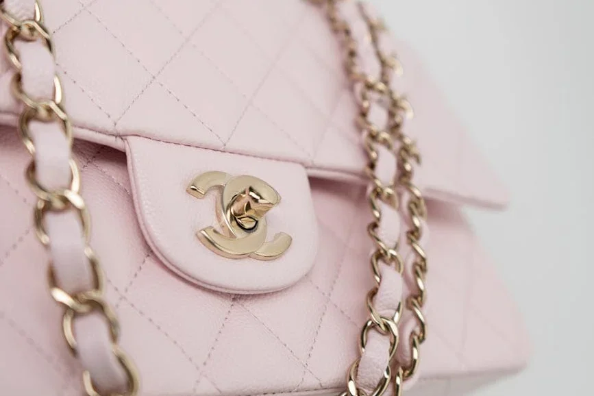 chanel-handbag-22p-light-pink-caviar-quilted-classic-flap-medium-lghw-redeluxe-40614187204918.webp