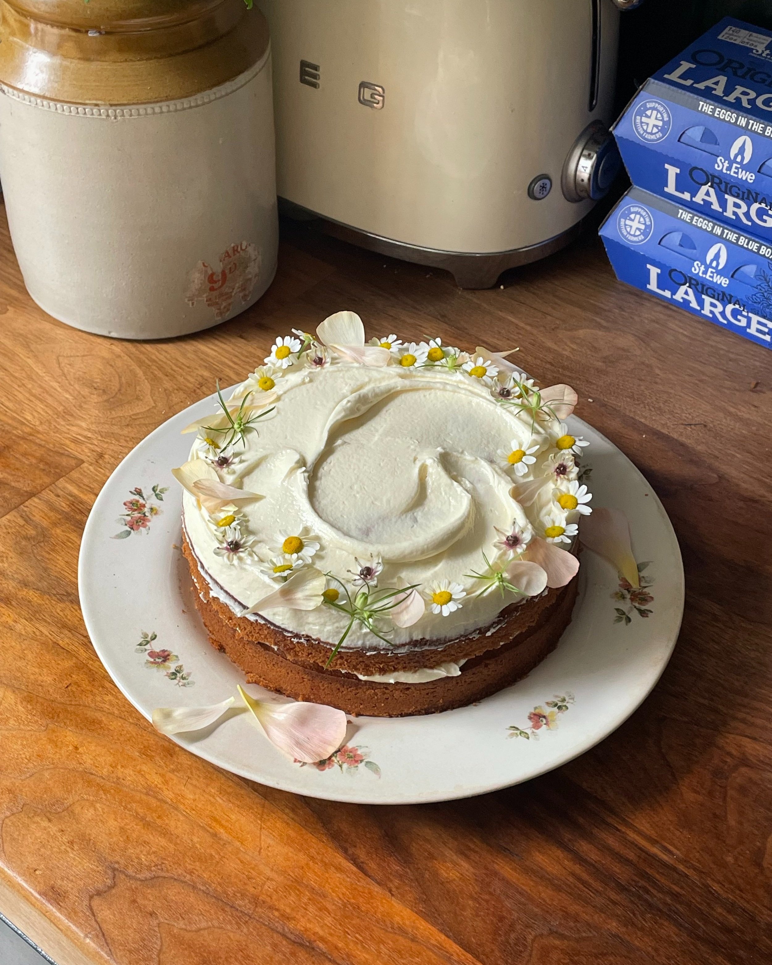 Chamomile & lemon cake with salted honey buttercream