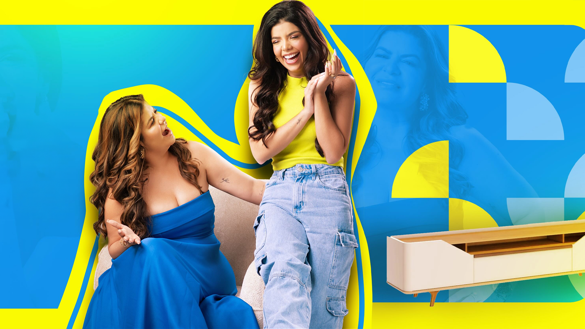 Duas mulheres sorridentes, uma em vestido azul e outra em blusa amarela e calça jeans, com fundo colorido abstrato em amarelo e azul, e móvel moderno no canto.