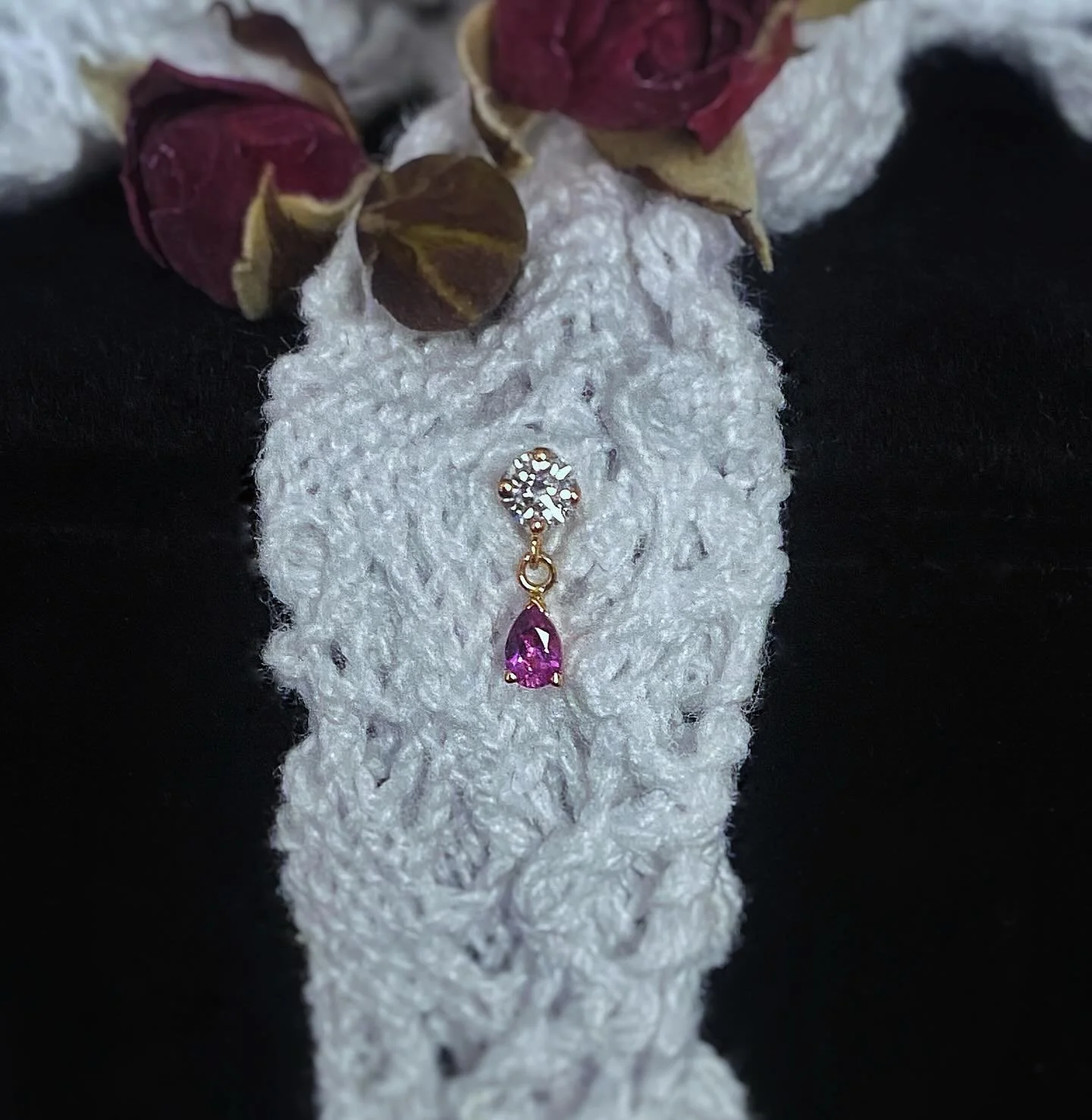 Leggo my Echo! Rose gold, diamond, hot pink sapphire. Chef&rsquo;s kiss 🔪💋

💍 @bvla @bvlalove
📸 @straange.lynn 

#exotixstudios #exotixstudiostoronto #bvla #bvlalove #echo #rosegold #diamond #sapphire #hotpinksapphire #legitbodyjewelry #professio