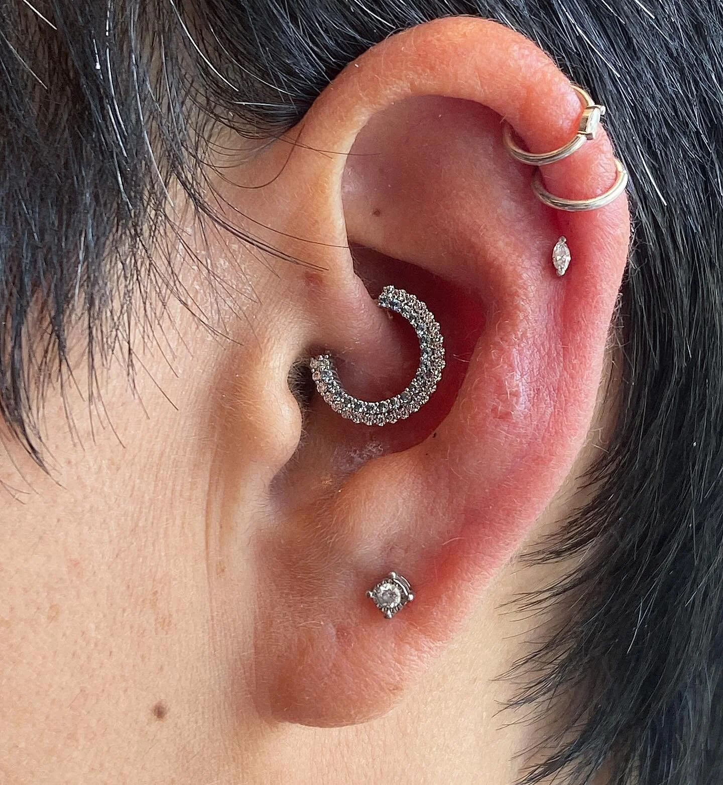Another stunner courtesy of @sixbodyart and his lovely client who travelled so far to come and see us! I&rsquo;d say the nearly 24 hour journey was worth it, don&rsquo;t you? 

We added this wee helix piercing with a marquise diamond and installed th