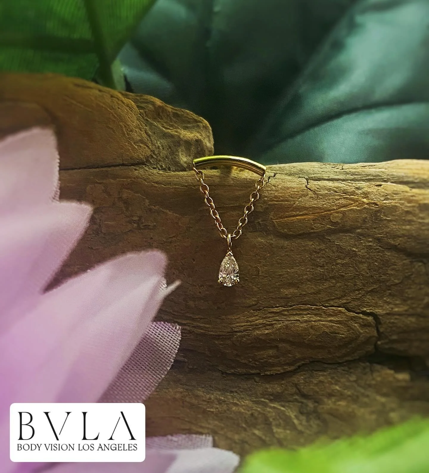 Do you see it? 👀

It&rsquo;s the new Kendall Pear from @bvla, here to make your hidden helix dreams come true! Solid 14k yellow gold with a genuine VS1 diamond. 

Hurry! We only got one of these beauties! 

💍 @bvla @bvlalove 
📸 @straange.lynn 

#e