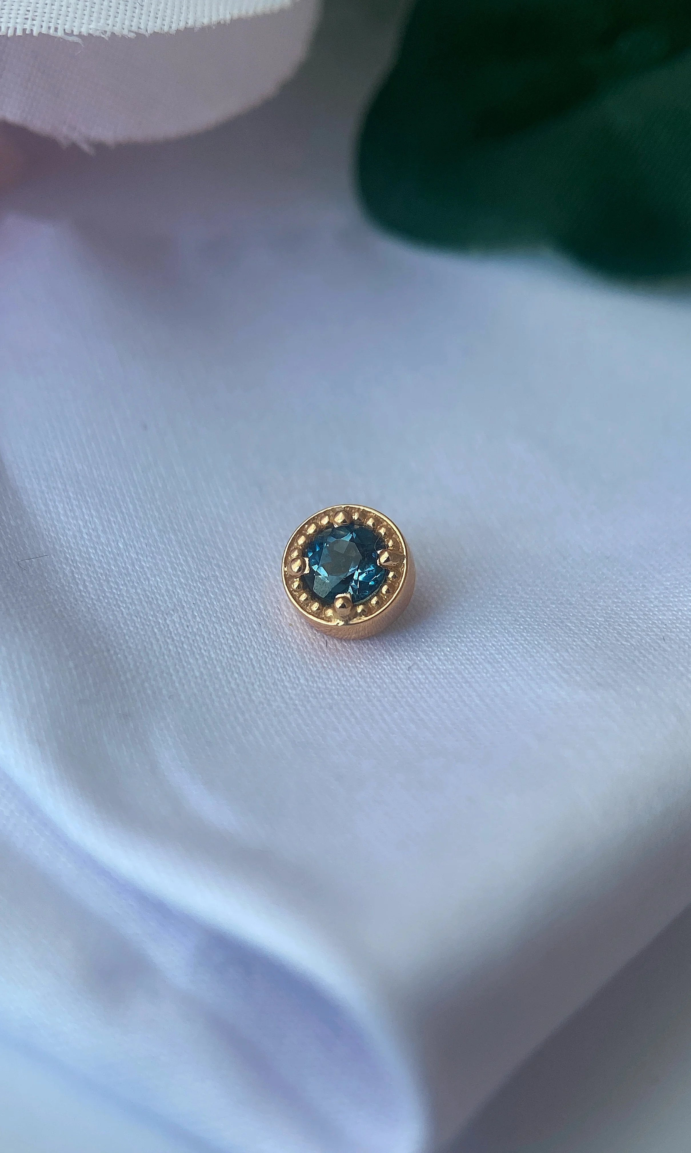 BVLA 14k Gold Millgrain Prong