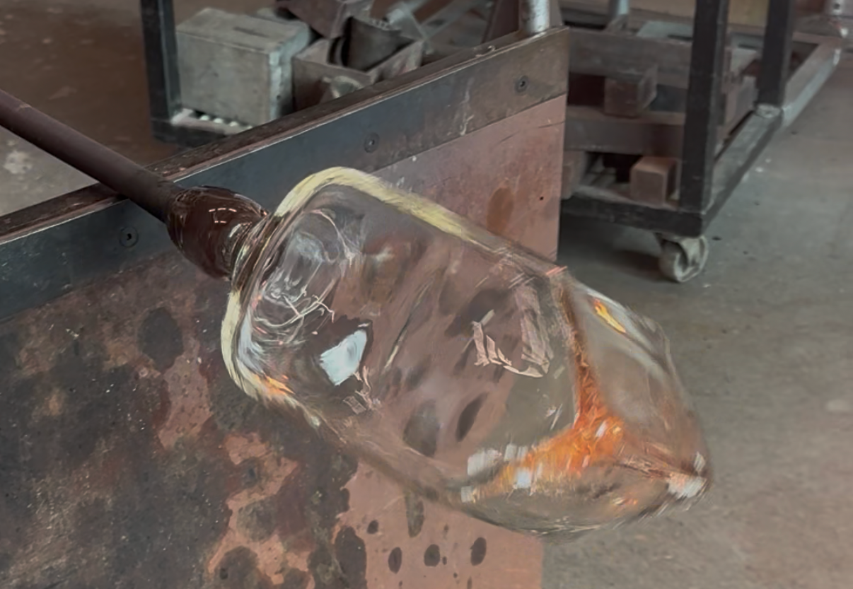 The Fragile Load,
Blown glass
25x15x15cm