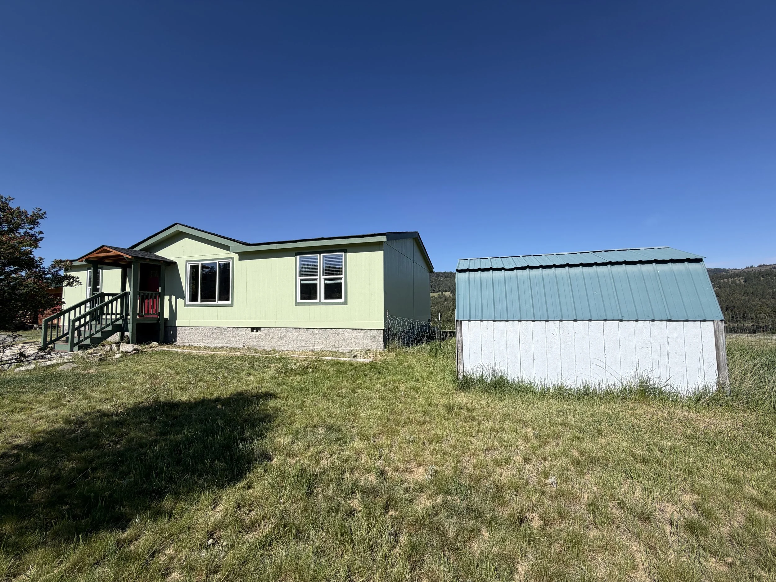 5-star client review for Lucas Hamlin, Republic WA REALTOR®, after selling 58 Heron Loop Rd, highlighting great communication, knowledge, and responsive service.