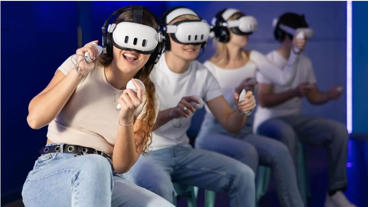 4 Friends in VR cooperating in an action packed, mind-blowing VR experience)