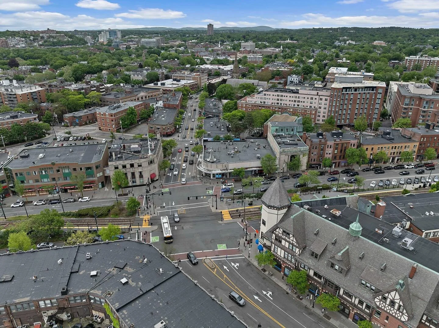 Life @80onvernon means living at the center of Coolidge Corner. ✨

Walk to restaurants, caf&eacute;s, shops, and the Green Line, all while enjoying Brookline&rsquo;s top-ranked schools and proximity to world-class medical and university hubs. A neigh