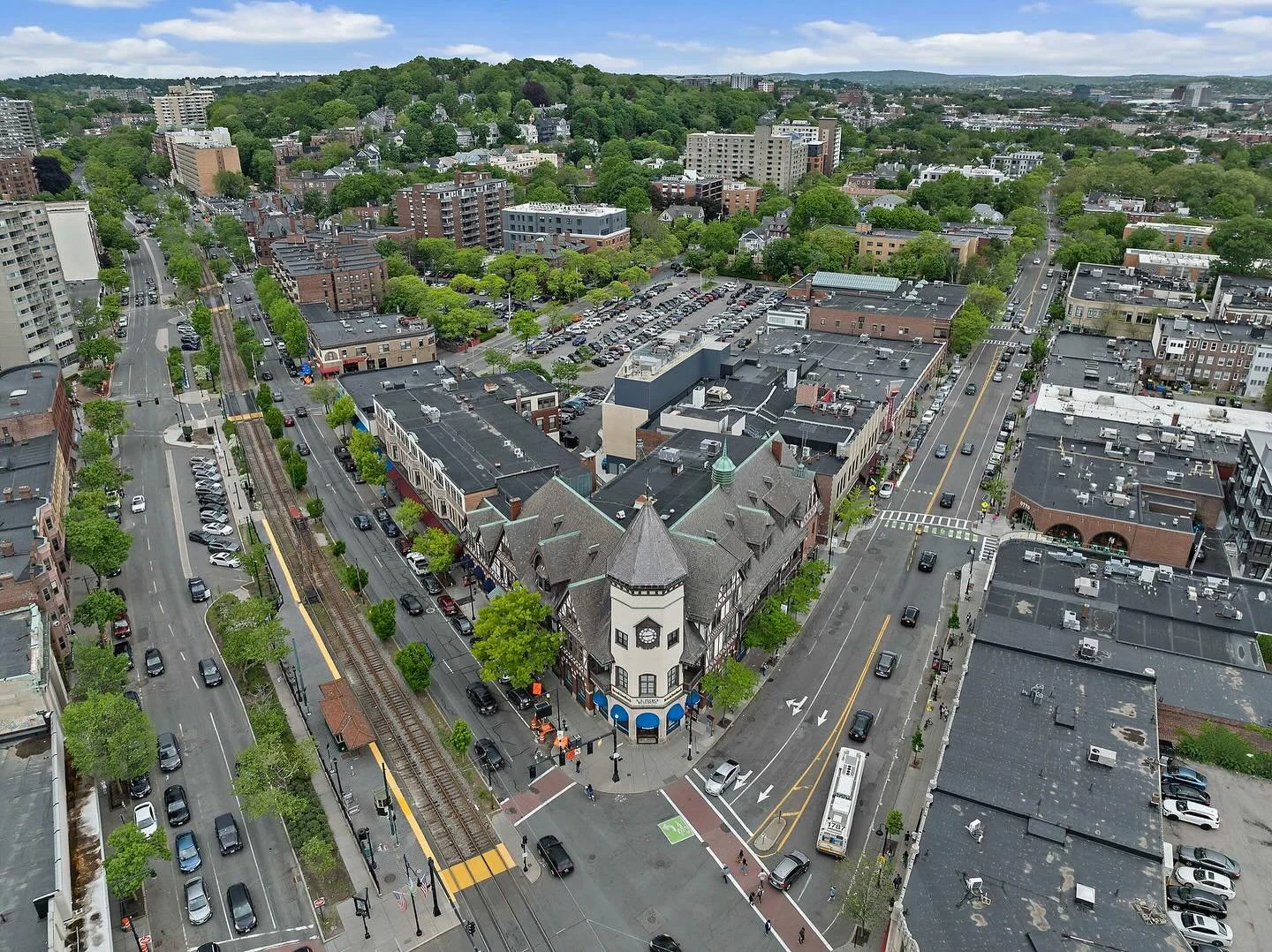 At 80onVernon, life in Coolidge Corner means having it all within reach. 🌿 From neighborhood caf&eacute;s and boutique shopping to dining, entertainment, and the iconic @thecoolidge, every day brings something new to explore&mdash;just steps from ho