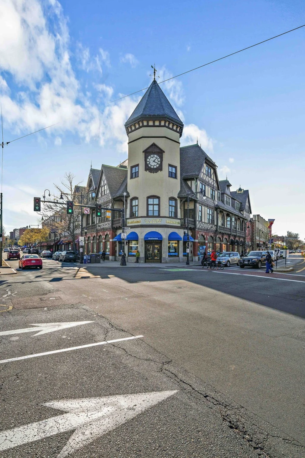 There&rsquo;s just something about Saturdays in Coolidge Corner. ☀️ Coffee runs, local shops, quiet side streets, and the neighborhood coming to life at its own pace.

📍80 Vernon Street, Brookline

#80onVernon #CoolidgeCorner #NeighborhoodHighlight 