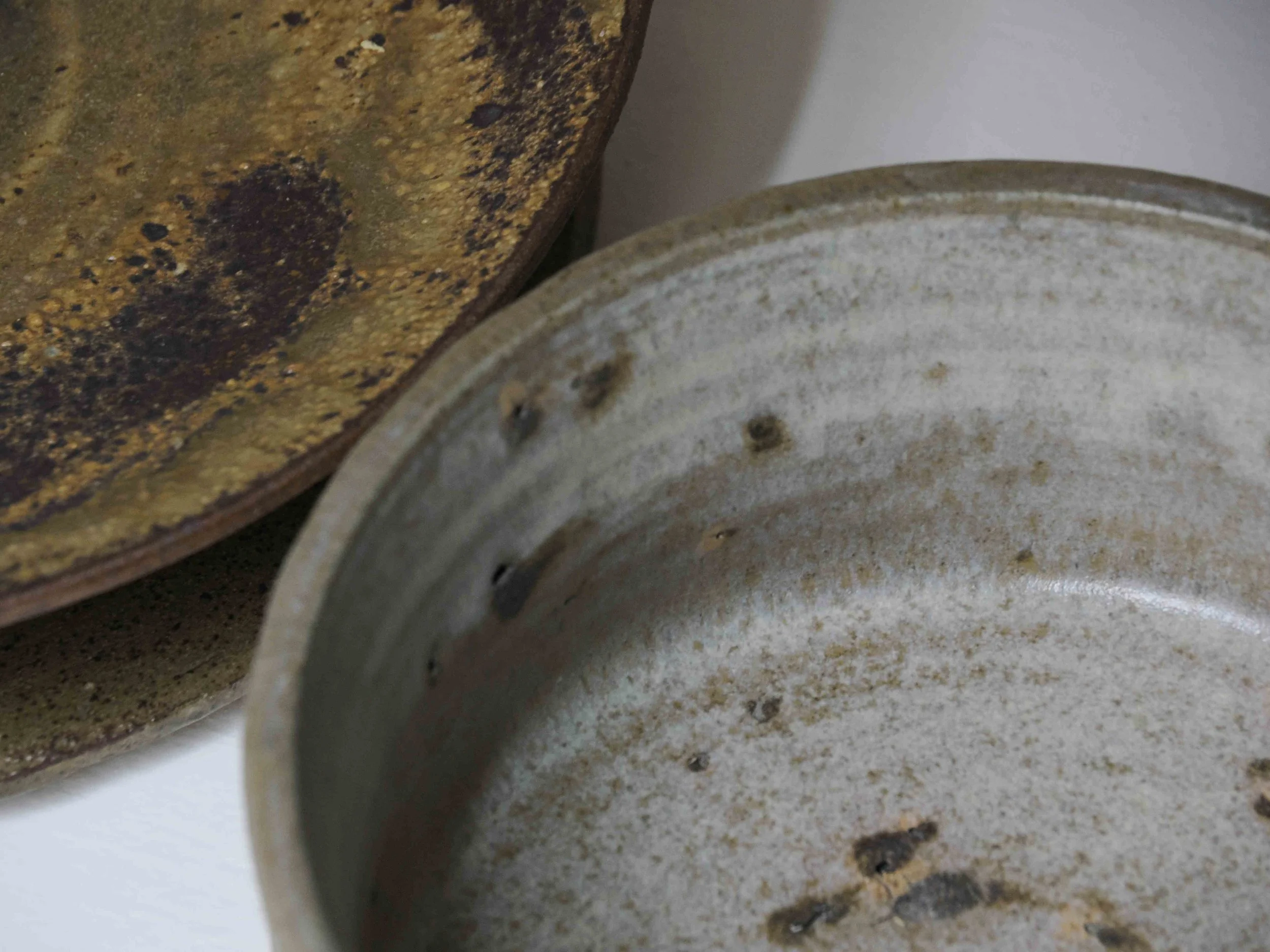 bowls in white and yellow glaze by Andy van Vliet